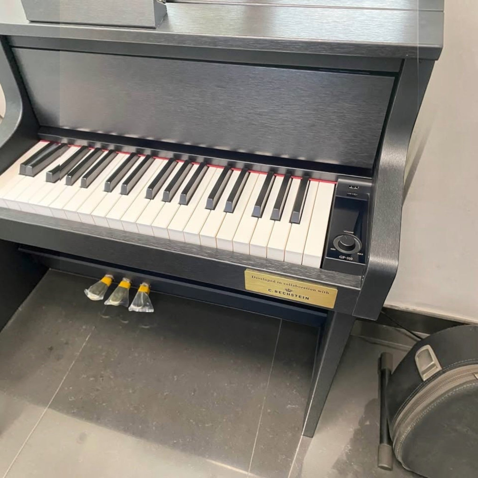 Đàn piano điện Casio GP-310 màu đen tại showroom TÂN NHẠC CỤ với bàn phím gỗ vân sam và bộ máy búa cơ