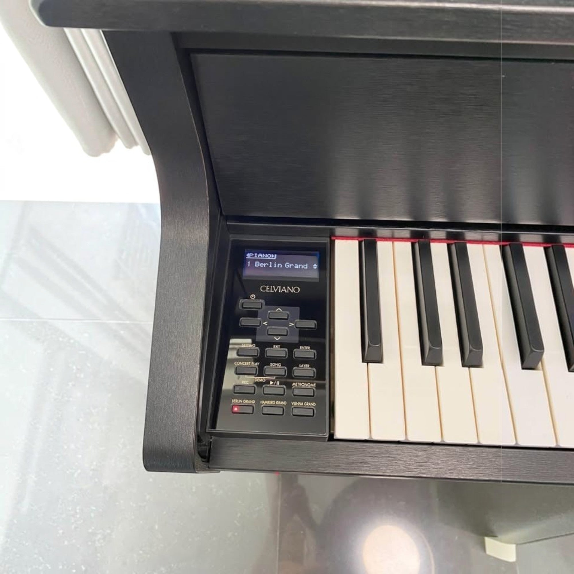 Bảng điều khiển và phím đàn piano điện Casio GP-310 tại TÂN NHẠC CỤ với màn hình hiển thị Berlin Grand
