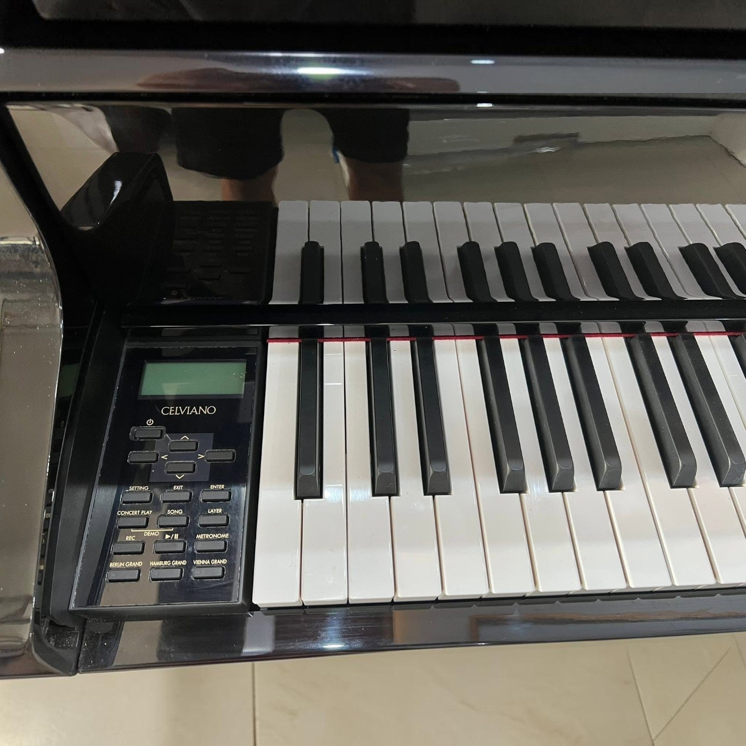 Cận cảnh bàn phím gỗ vân sam và bảng điều khiển của đàn piano lai TÂN NHẠC CỤ Casio GP-500 màu đen bóng