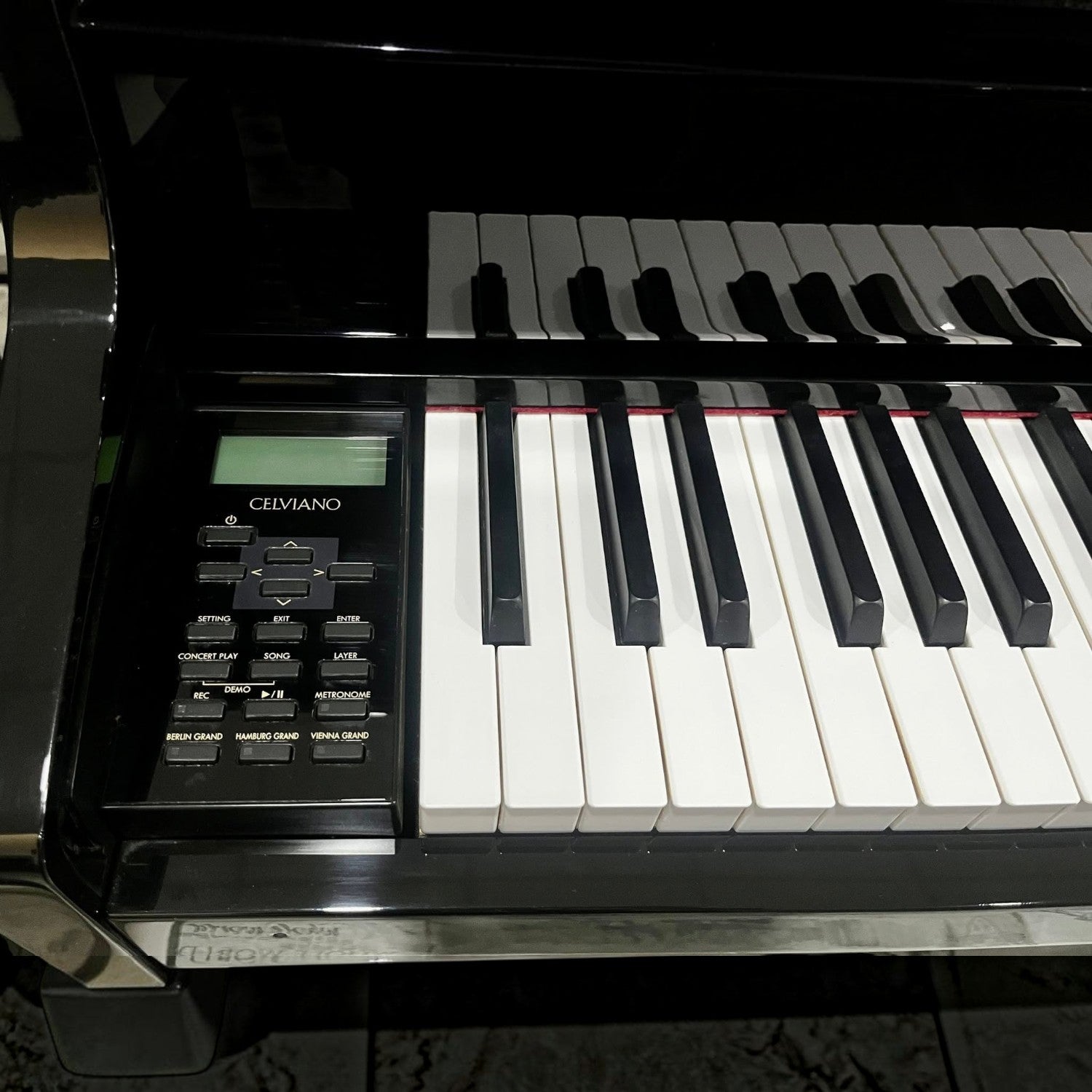 Bàn phím gỗ vân sam Áo và bảng điều khiển của đàn piano điện lai Casio GP-500 tại showroom TÂN NHẠC CỤ