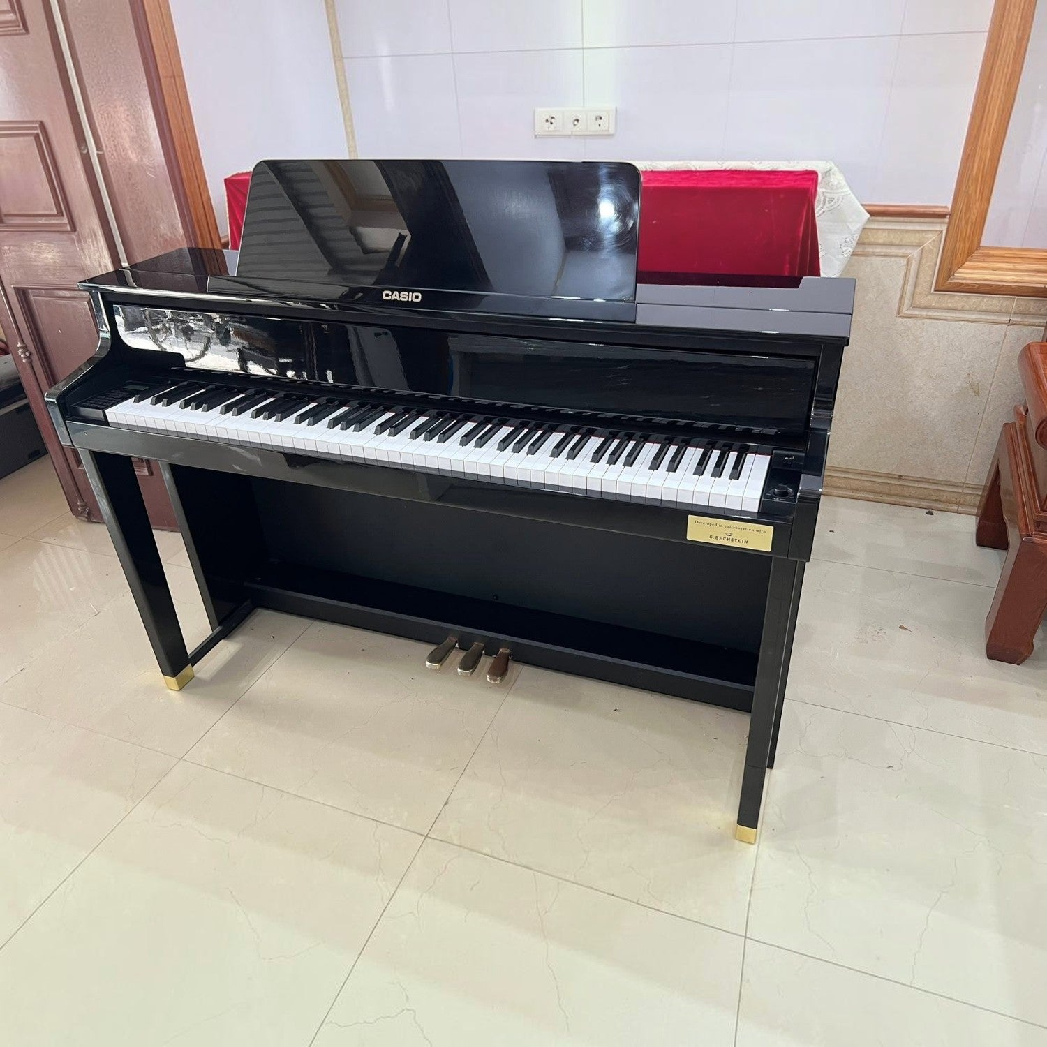Đàn piano điện lai Casio GP-500 màu đen bóng tại showroom TÂN NHẠC CỤ với bàn phím gỗ vân sam Áo nguyên khối