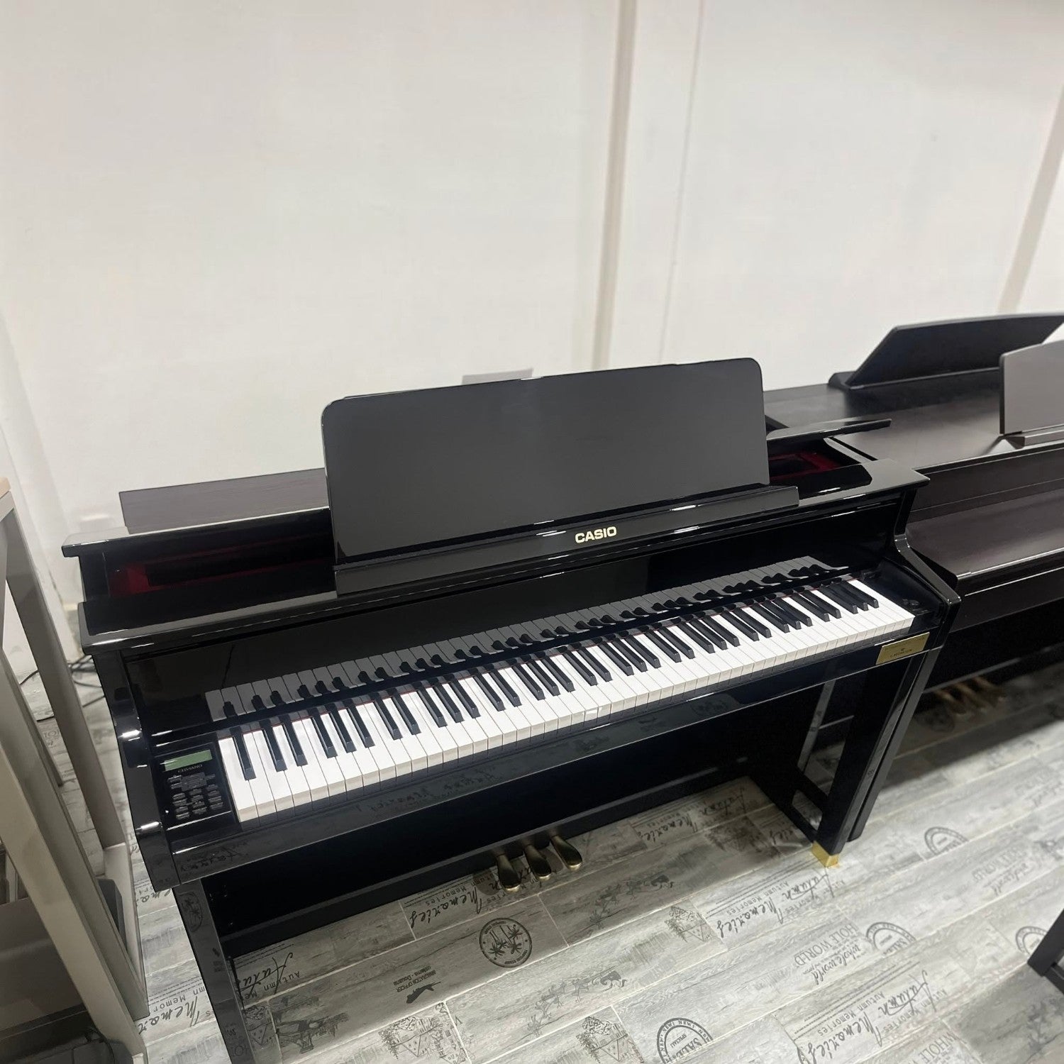 Đàn piano điện lai Casio GP-500 màu đen bóng với phím gỗ vân sam tại showroom TÂN NHẠC CỤ
