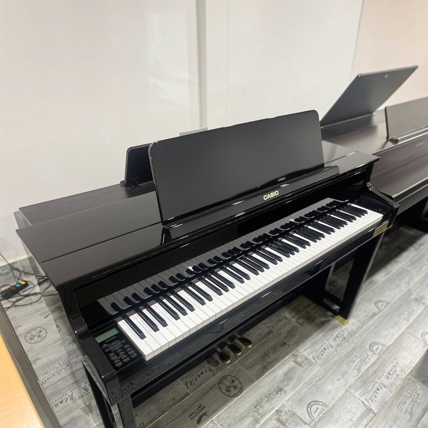 Đàn piano điện lai Casio GP-500 màu đen bóng tại showroom TÂN NHẠC CỤ với bàn phím gỗ vân sam Áo nguyên khối