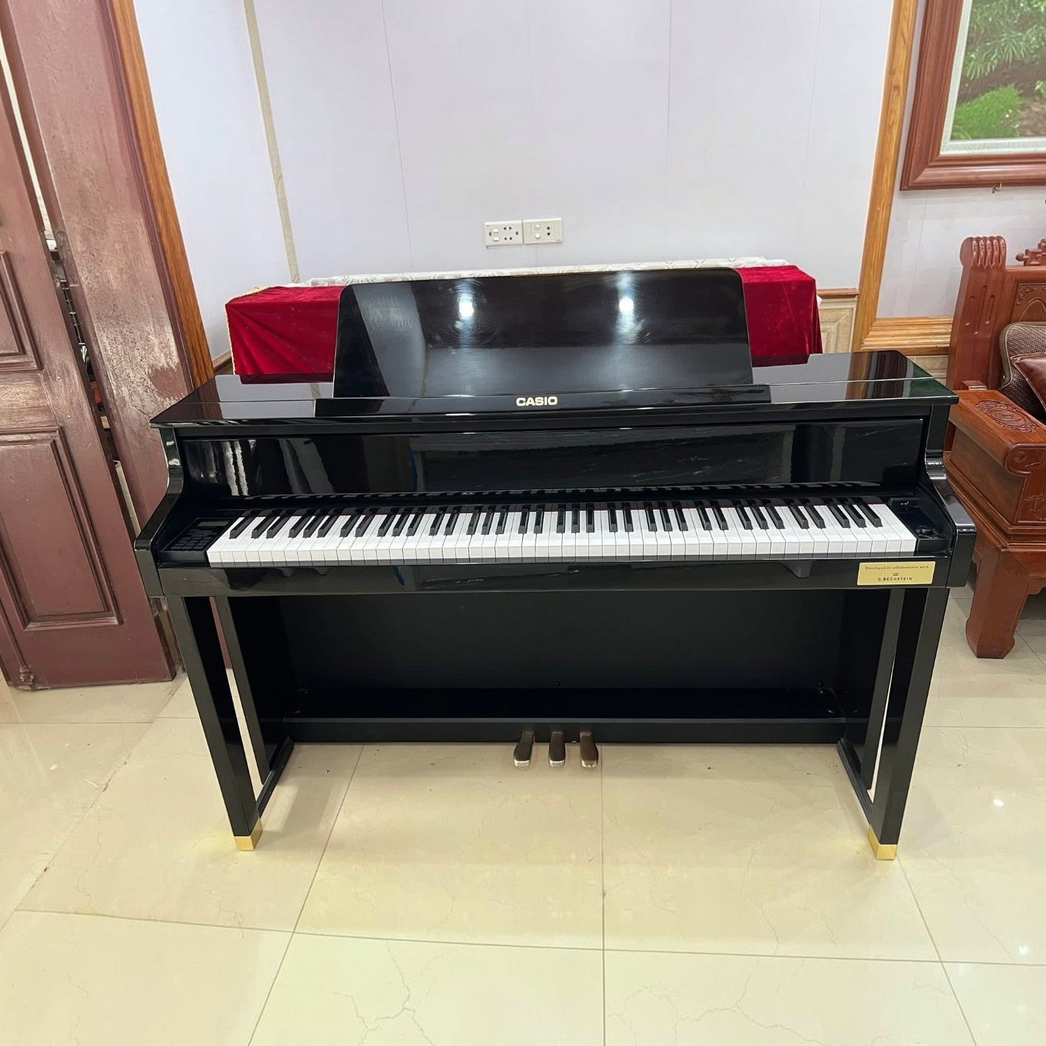 Đàn piano điện lai Casio GP-500 màu đen bóng tại showroom Tân Nhạc Cụ, nổi bật với thiết kế sang trọng và hiện đại
