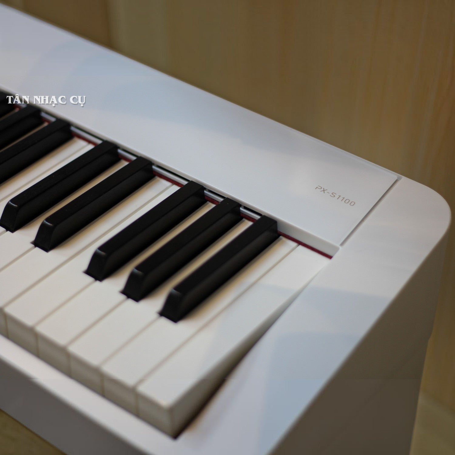 Đàn piano điện Casio PX-S1100 màu trắng sang trọng tại TÂN NHẠC CỤ với thiết kế mỏng gọn và bàn phím 88 phím