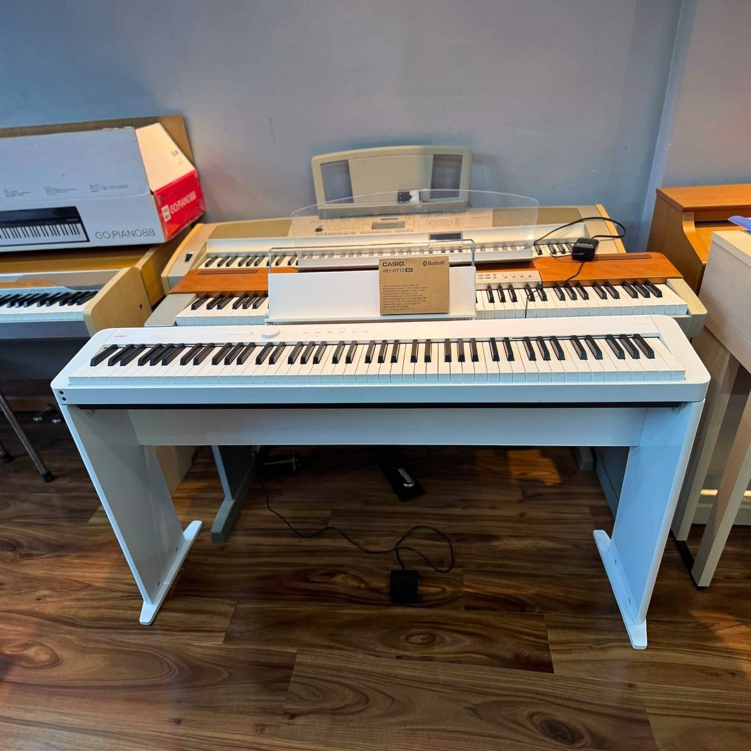 Đàn piano điện Casio PX-S1100 màu trắng mỏng gọn tại showroom TÂN NHẠC CỤ, thiết kế 88 phím hiện đại và tinh tế.