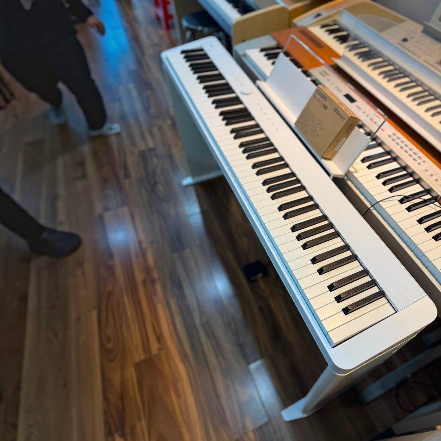 Đàn piano điện Casio PX-S1100 màu trắng mỏng gọn tại showroom TÂN NHẠC CỤ