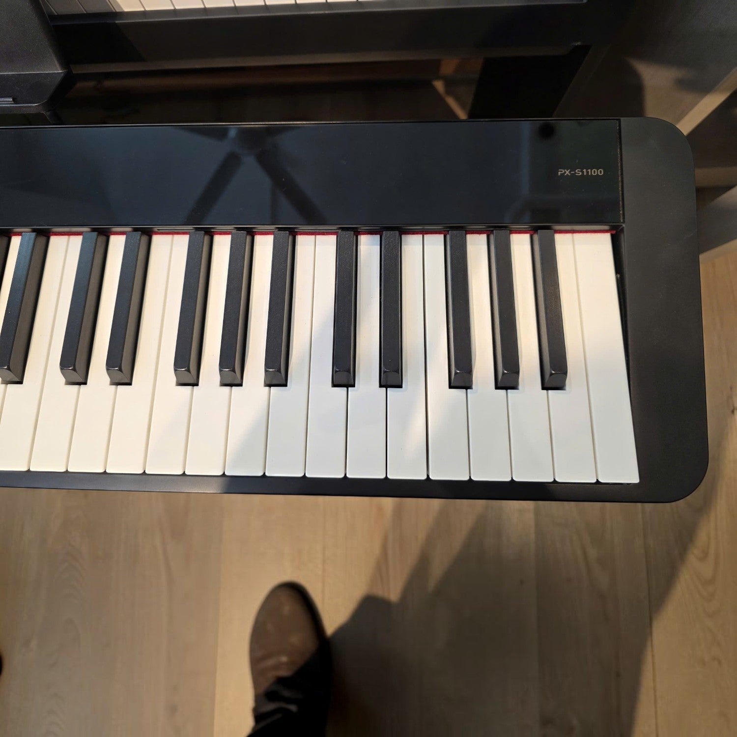 Đàn piano điện TÂN NHẠC CỤ Casio PX-S1100 màu đen với thiết kế mỏng, bàn phím 88 phím và bảng điều khiển cảm ứng