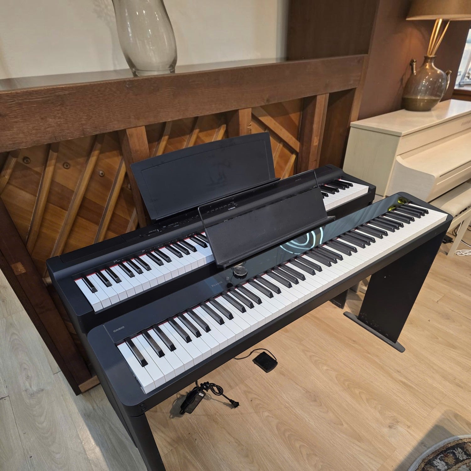 Đàn piano điện Casio PX-S1100 màu đen tại showroom TÂN NHẠC CỤ với thiết kế mỏng gọn 88 phím