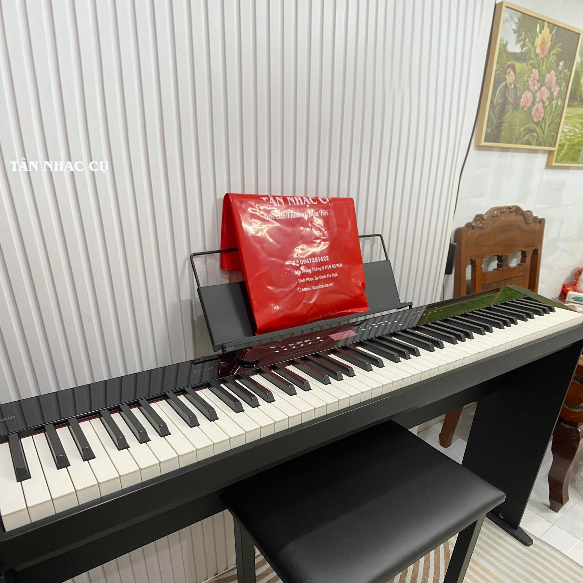 Đàn piano điện Casio PX-S3100 màu đen tại showroom TÂN NHẠC CỤ, thiết kế mỏng gọn với 88 phím và màn hình LCD.