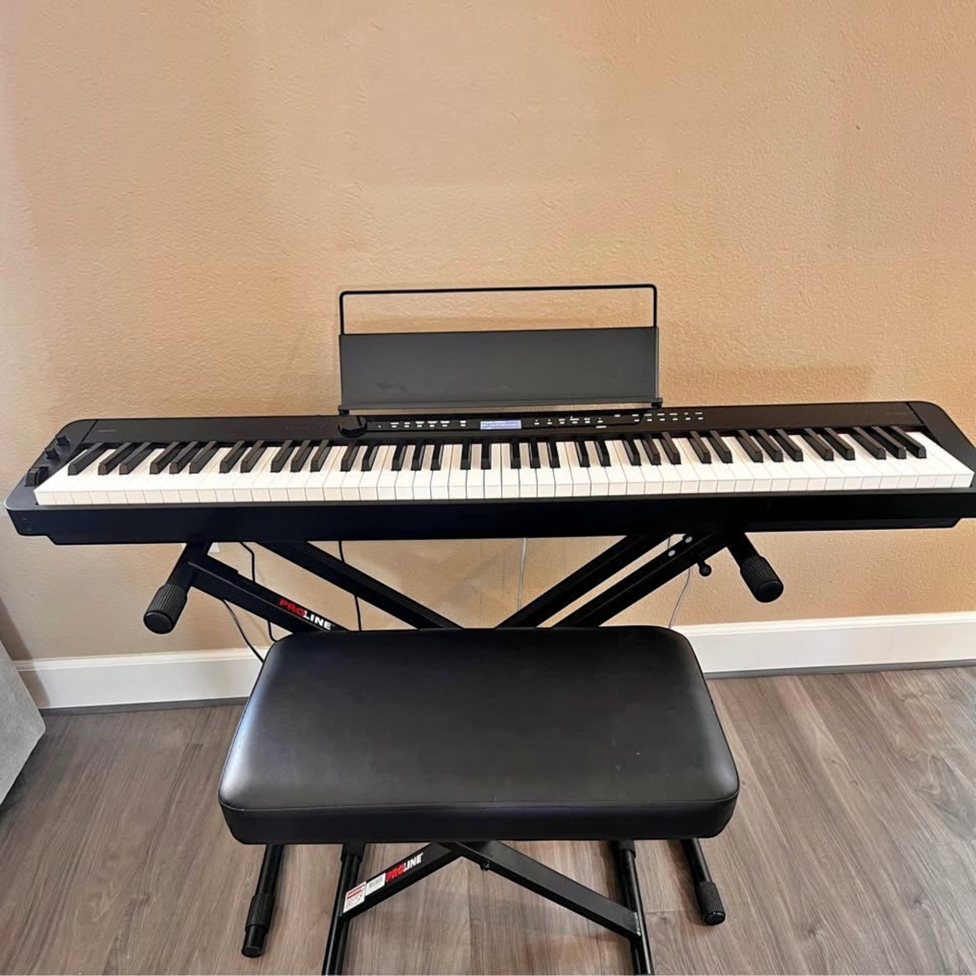 Đàn piano điện Casio PX-S3100 màu đen thiết kế mỏng tại showroom TÂN NHẠC CỤ với chân đàn và ghế ngồi