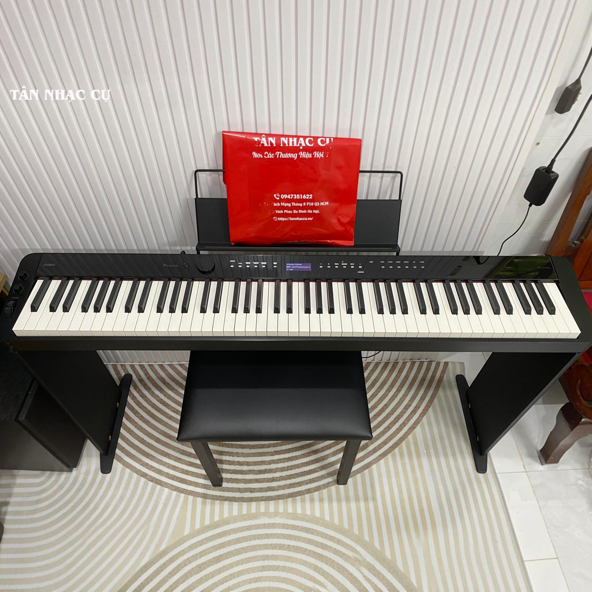 Đàn piano điện Casio PX-S3100 màu đen tại showroom TÂN NHẠC CỤ, thiết kế mỏng với màn hình LCD và phím đàn 88 phím.