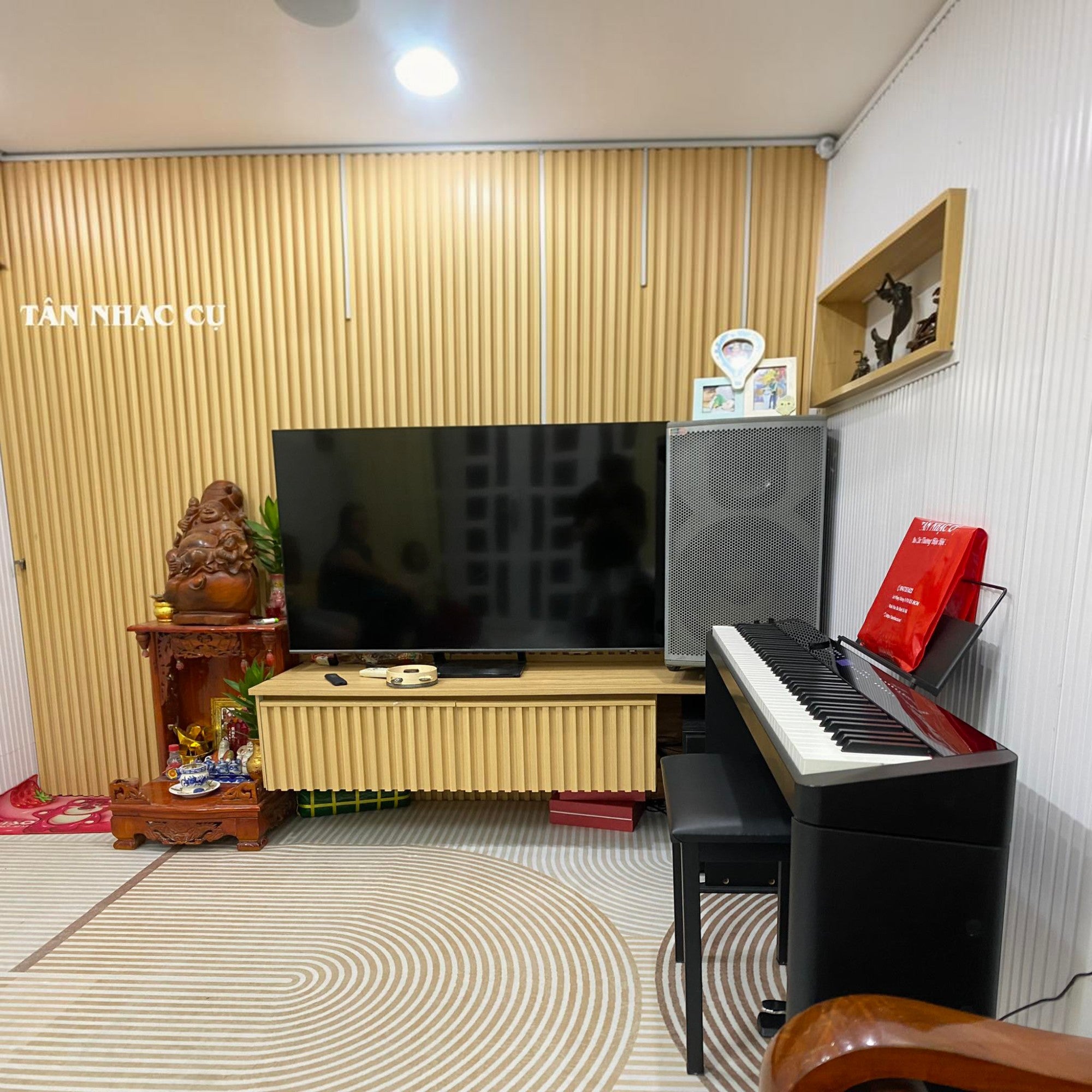Đàn piano điện Casio PX-S3100 màu đen sang trọng đặt tại showroom Tân Nhạc Cụ với thiết kế mỏng gọn hiện đại