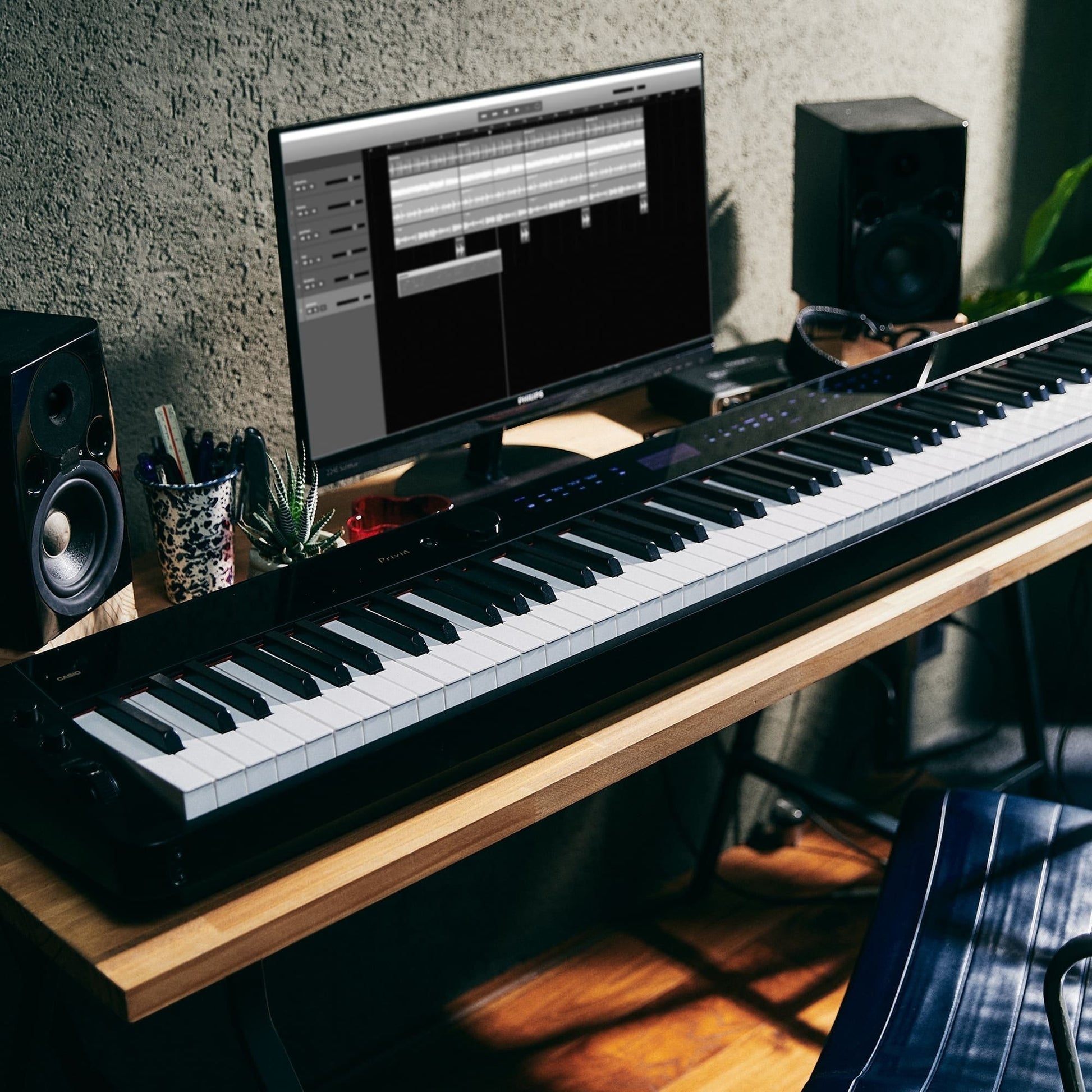 Đàn piano điện Casio PX-S3100 màu đen mỏng gọn đặt trên bàn làm việc tại showroom TÂN NHẠC CỤ