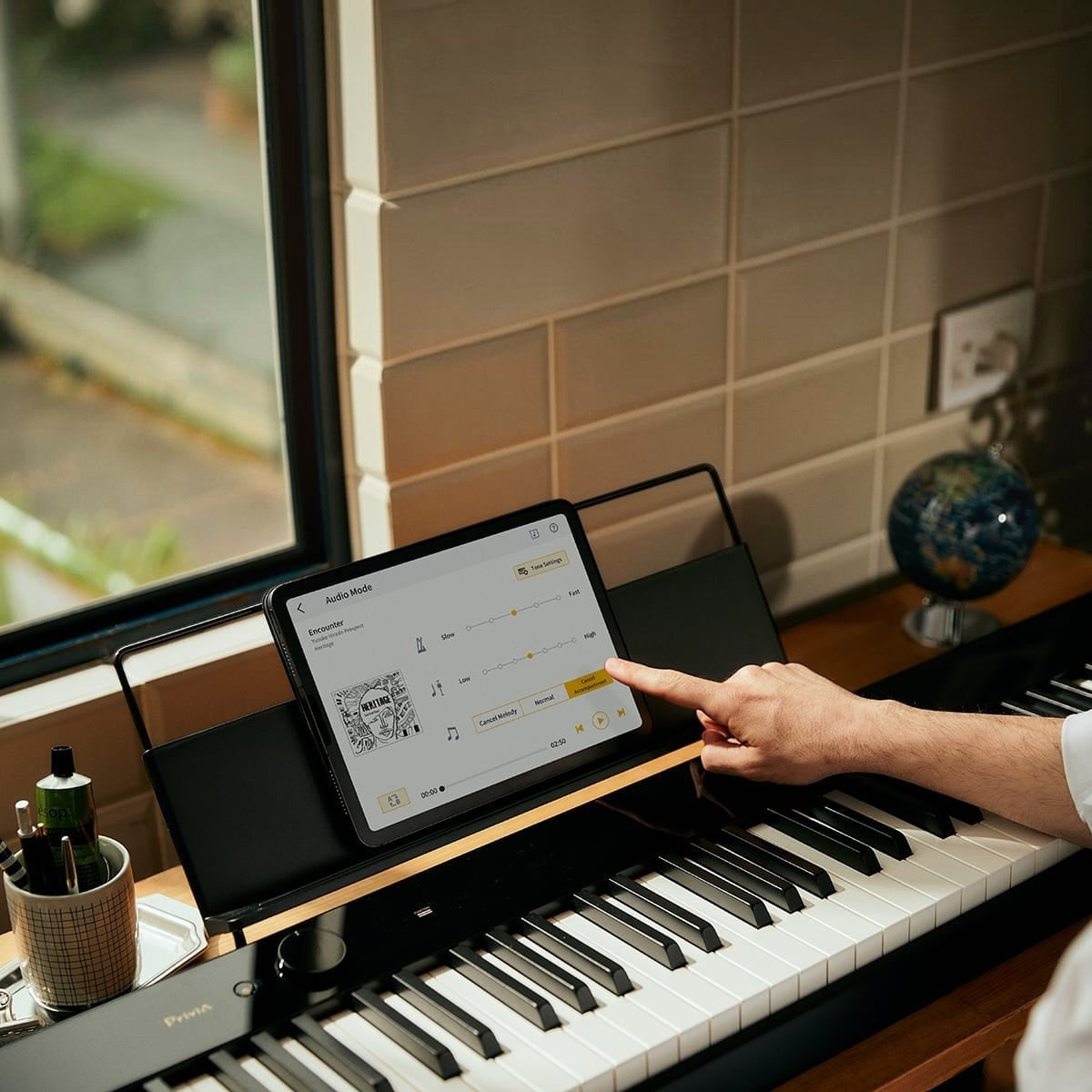 Người dùng điều chỉnh ứng dụng Casio Music Space trên máy tính bảng đặt trên đàn piano điện TÂN NHẠC CỤ PX-S5000