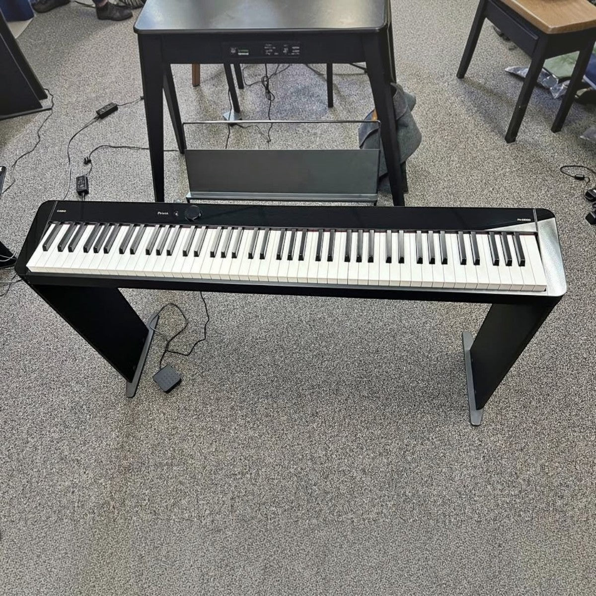Đàn piano điện Casio PX-S5000 màu đen tại showroom Tân Nhạc Cụ, thiết kế mỏng với bàn phím gỗ-nhựa composite cao cấp.