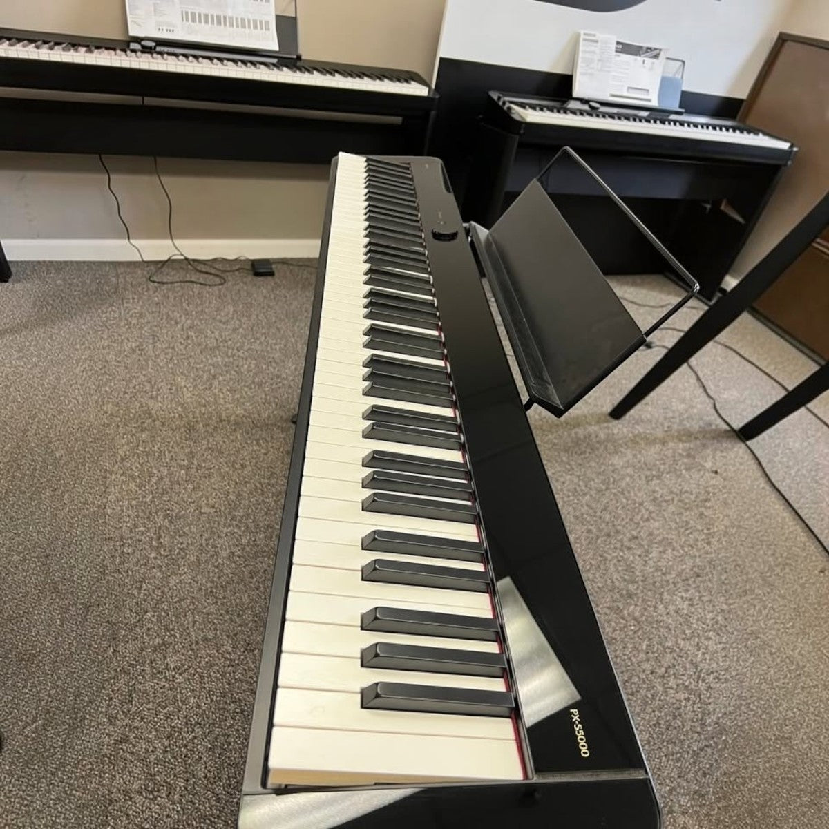 Đàn piano điện Casio PX-S5000 tại showroom TÂN NHẠC CỤ, góc nhìn nghiêng thấy rõ bàn phím gỗ-nhựa composite cao cấp