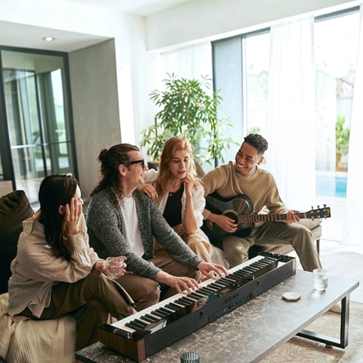 Nhóm bạn trẻ chơi nhạc cùng đàn piano điện Casio PX-S6000 tại TÂN NHẠC CỤ trong không gian phòng khách hiện đại