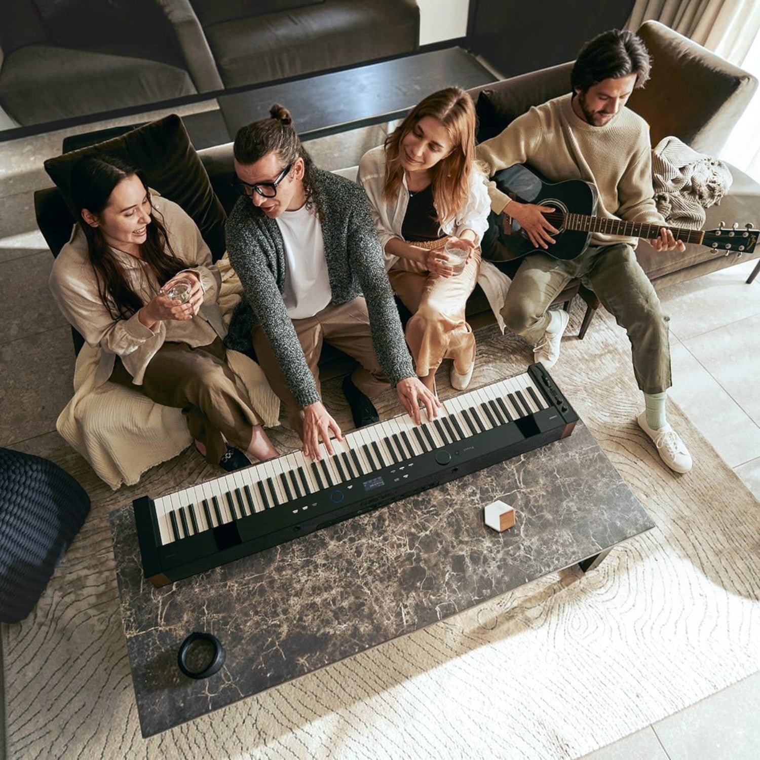 Nhóm bạn đang chơi nhạc với đàn piano điện Casio PX-S6000 tại Tân Nhạc Cụ trong không gian phòng khách ấm cúng
