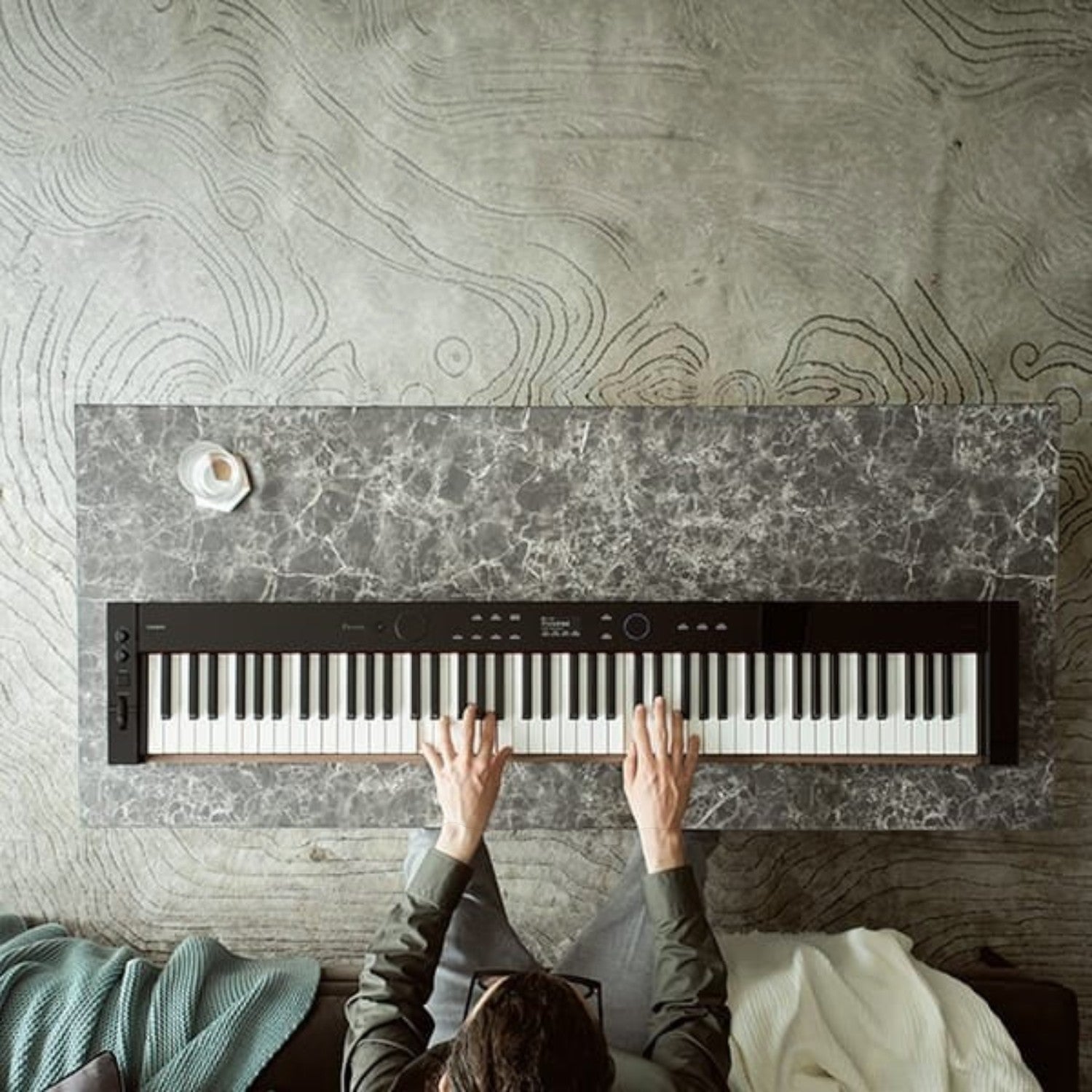 Đàn piano điện Casio PX-S6000 màu đen từ TÂN NHẠC CỤ với bàn phím gỗ-nhựa composite, góc nhìn từ trên cao khi đang chơi