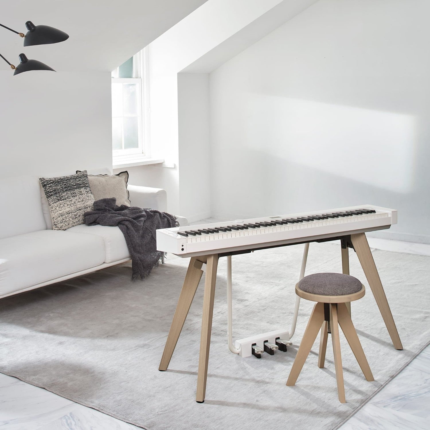 Đàn piano điện Casio PX-S7000 màu trắng sang trọng với chân đế gỗ, bộ 3 bàn đạp và ghế tại showroom TÂN NHẠC CỤ