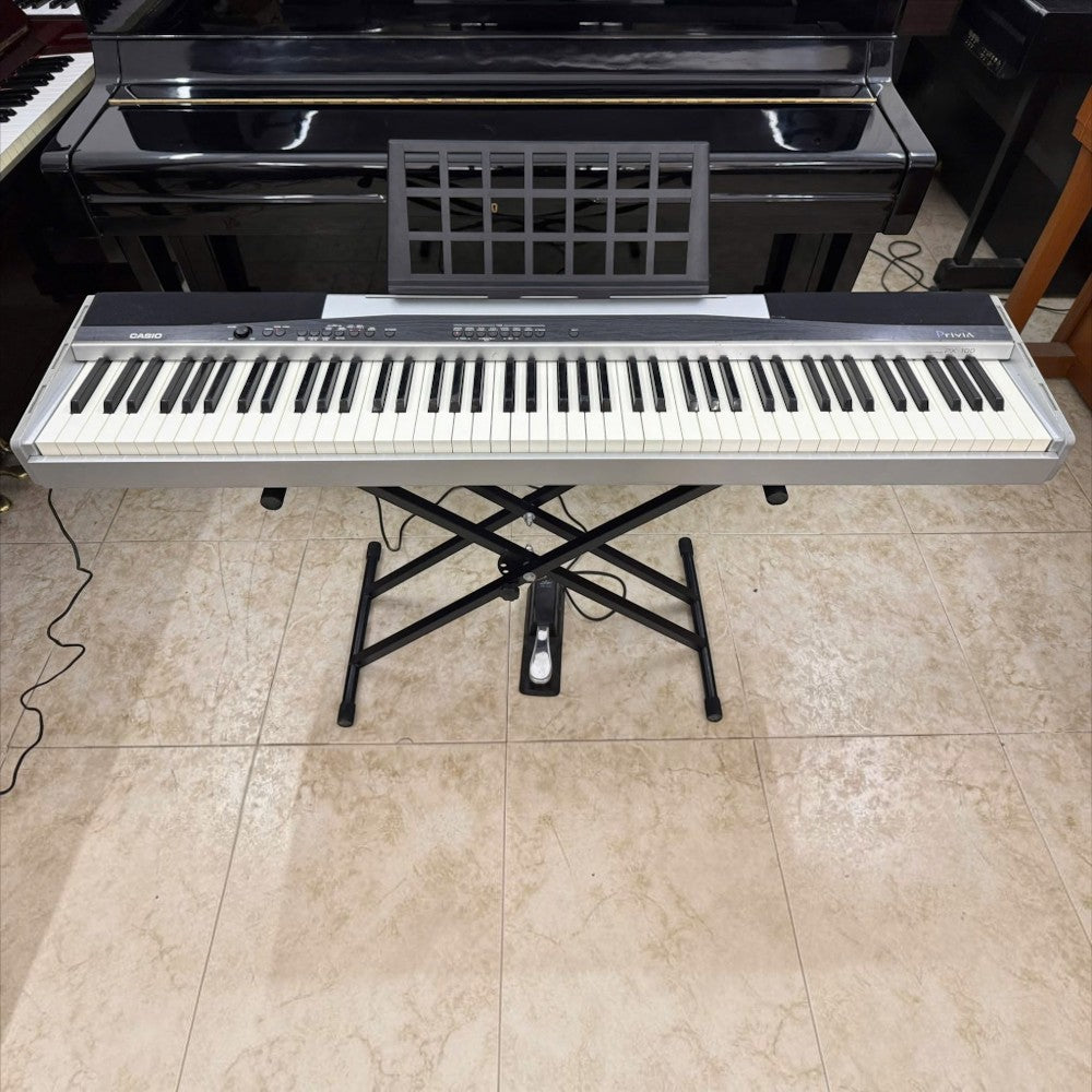Đàn piano điện Casio PX100 màu bạc tại TÂN NHẠC CỤ, thiết kế nhỏ gọn với 88 phím búa, đặt trên chân đế chữ X chắc chắn