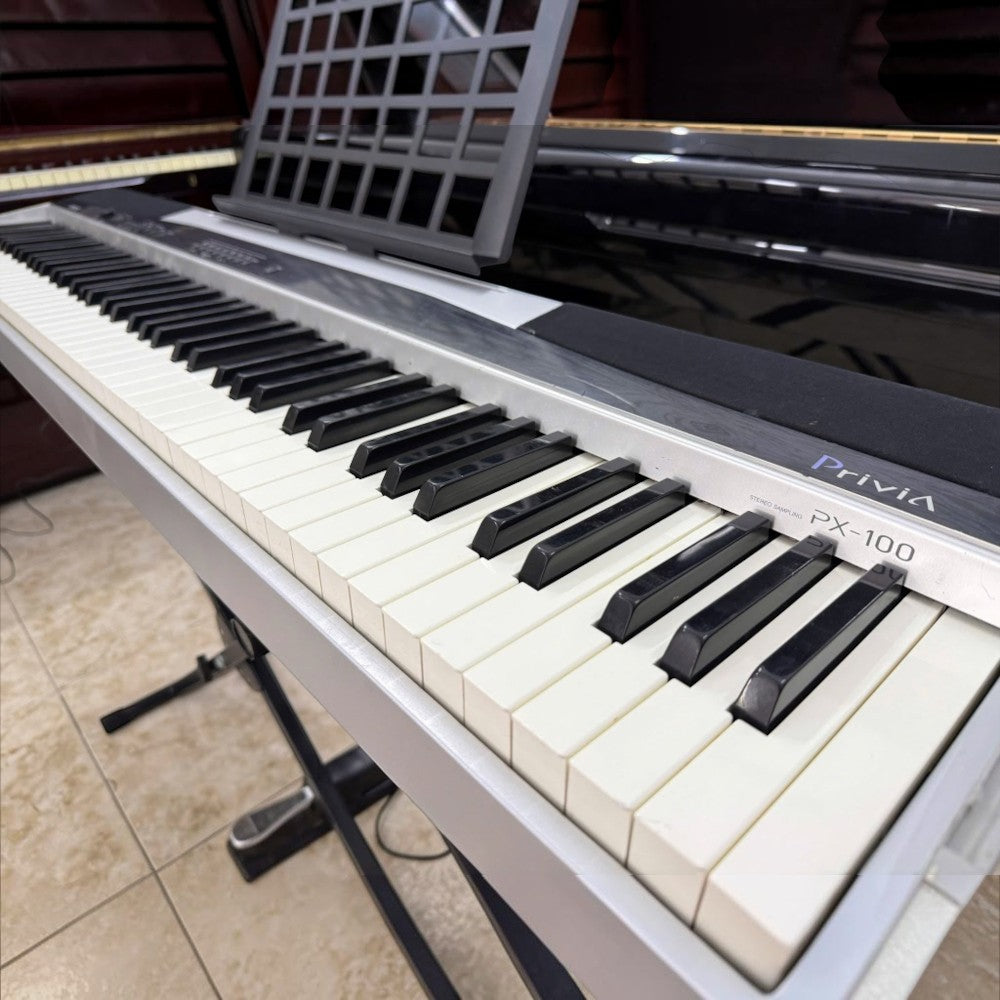 Đàn piano điện TÂN NHẠC CỤ Casio PX100 màu bạc với bàn phím búa 88 phím, thiết kế nhỏ gọn dòng Privia đời đầu