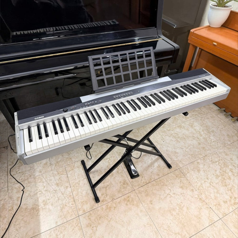 Đàn piano điện Casio PX100 tại TÂN NHẠC CỤ với thiết kế nhỏ gọn, bàn phím 88 phím búa trên chân đế chữ X chắc chắn