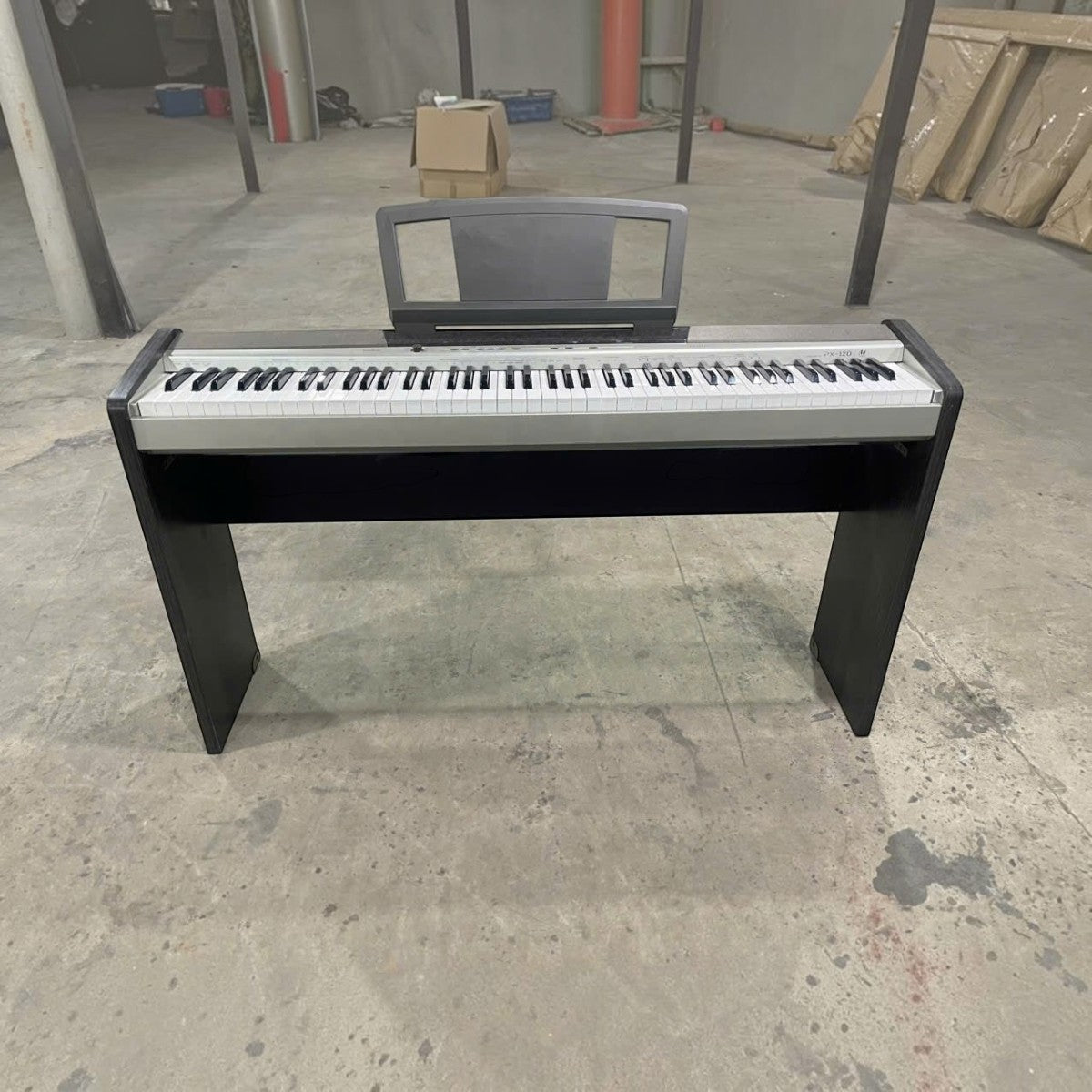 Đàn piano điện Casio PX120 tại Tân Nhạc Cụ với thiết kế gọn nhẹ, bàn phím búa 88 phím màu đen bạc sang trọng