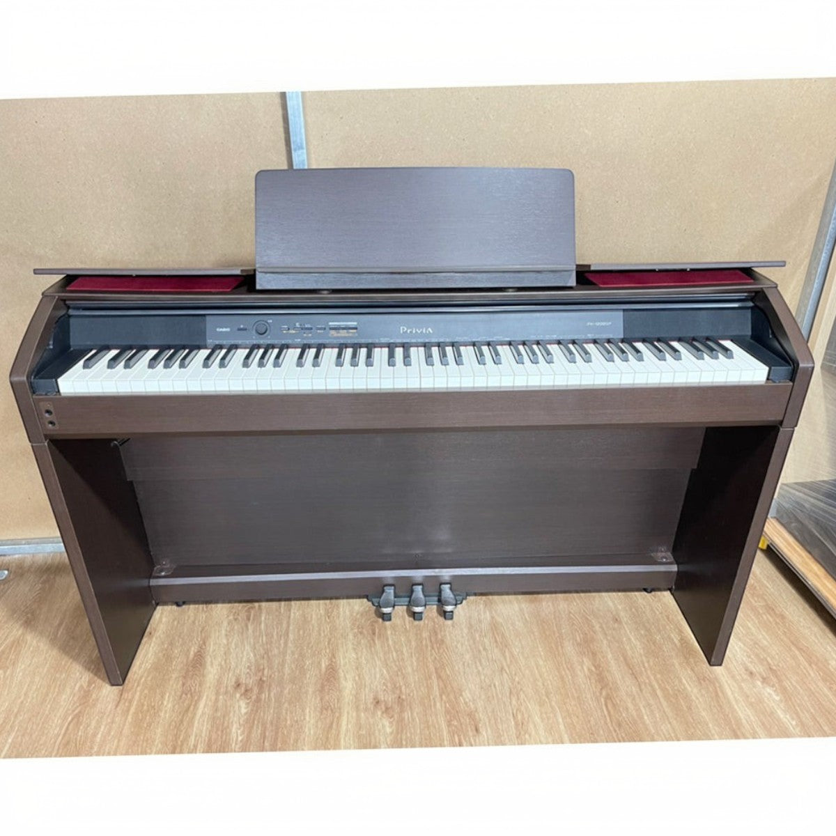Đàn piano điện Casio PX-1200GP dáng console màu nâu gỗ tại Tân Nhạc Cụ, thiết kế gọn gàng cho gia đình