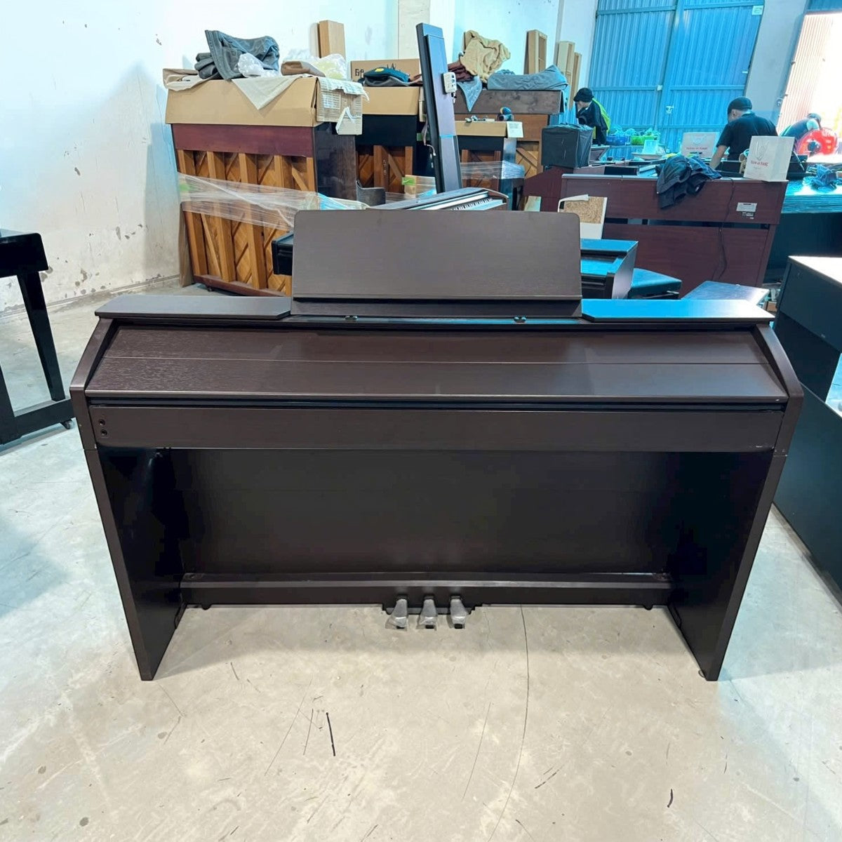 Đàn piano điện TÂN NHẠC CỤ Casio PX-1200GP dáng console màu nâu gỗ sang trọng với 3 pedal và giá để nhạc