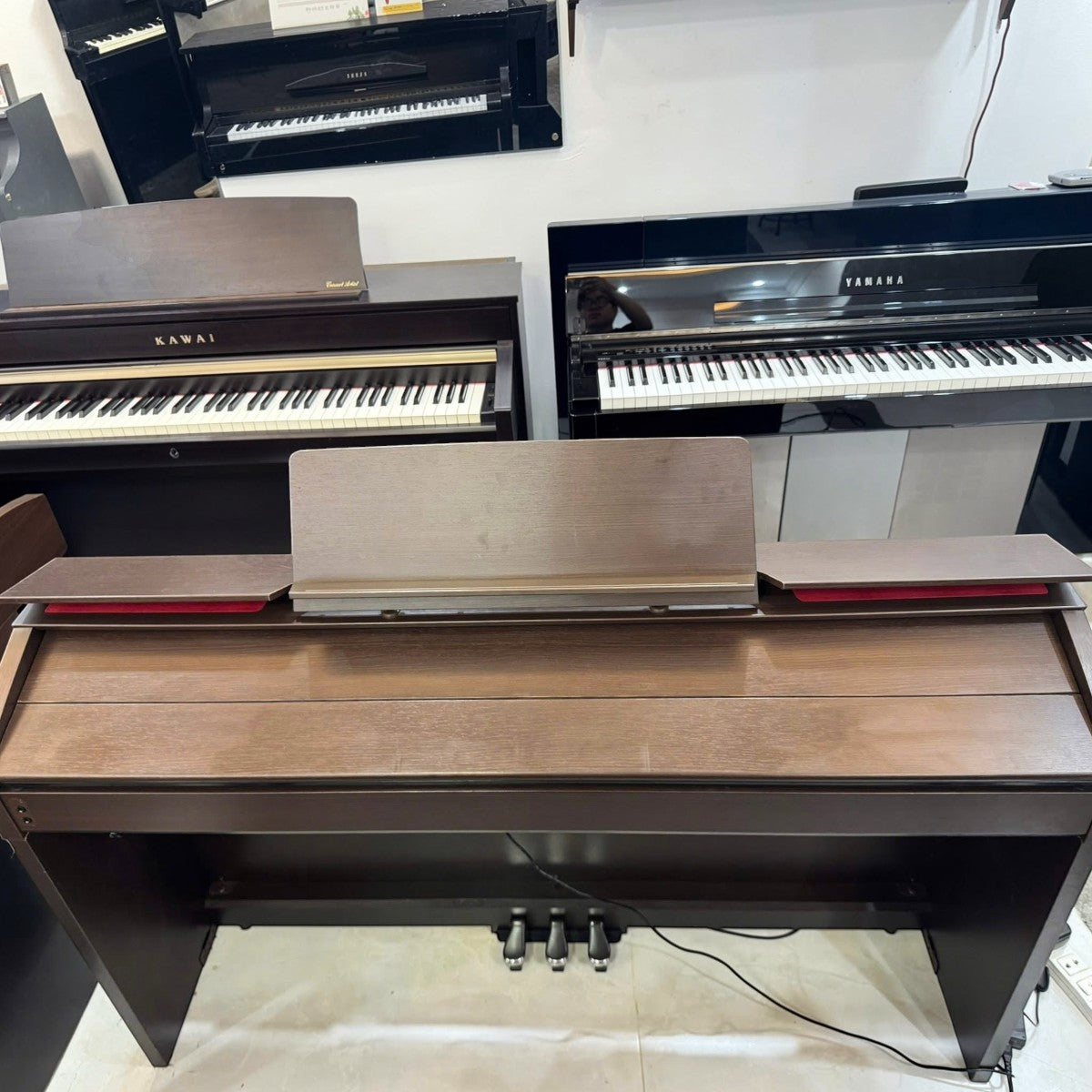 Đàn piano điện Casio PX-1200GP dáng console màu nâu gỗ tại showroom Tân Nhạc Cụ