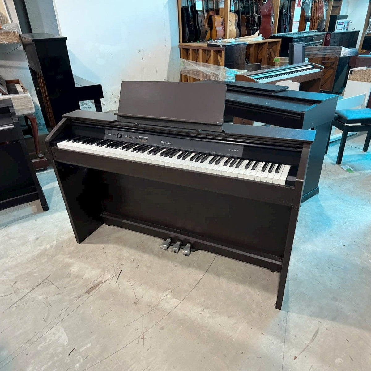Đàn piano điện Casio PX-1200GP dáng console màu nâu tại Tân Nhạc Cụ, thiết kế gọn gàng với 88 phím búa