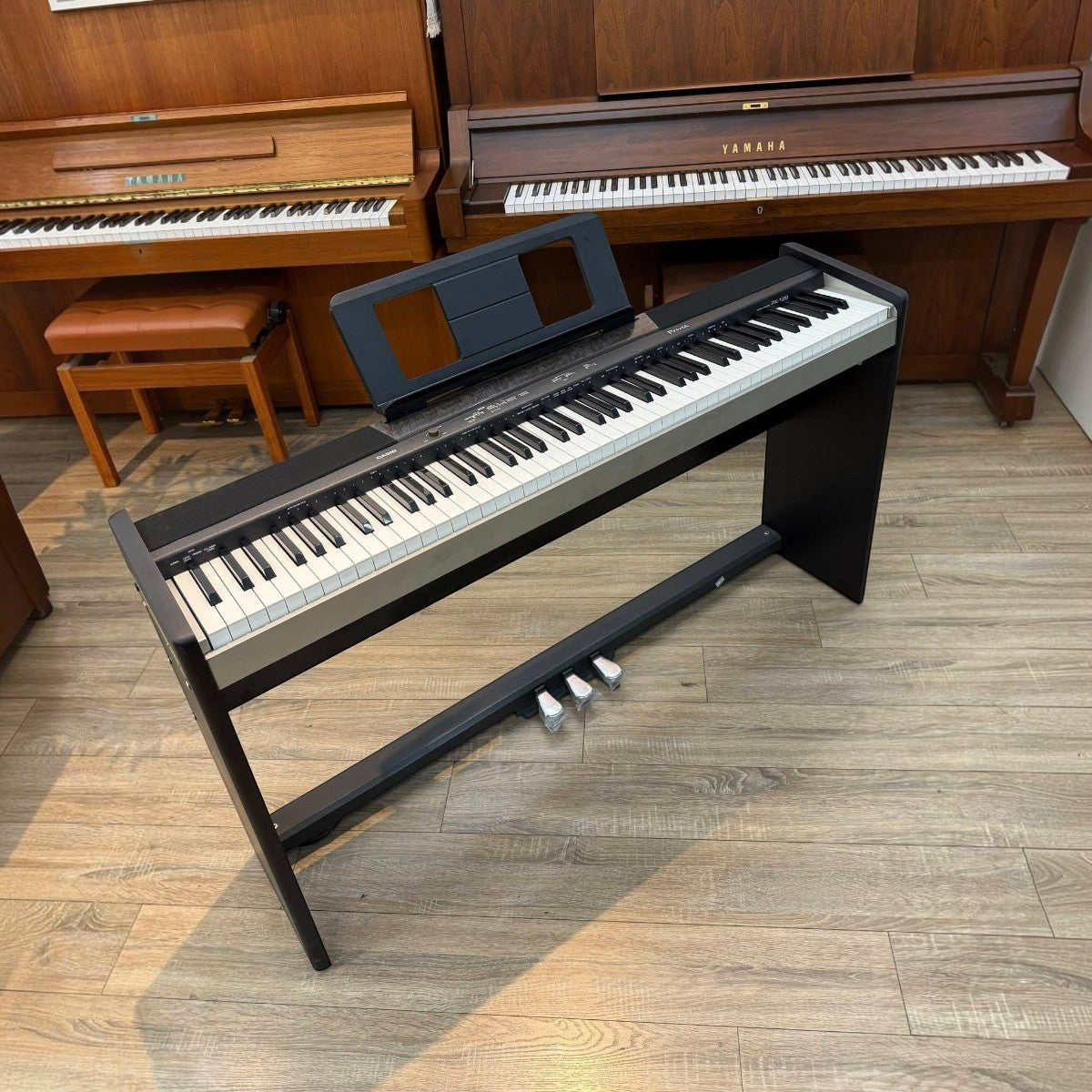 Đàn piano điện Casio PX120 màu đen tại Tân Nhạc Cụ, thiết kế gọn nhẹ với 88 phím búa, đặt trên chân đế chắc chắn