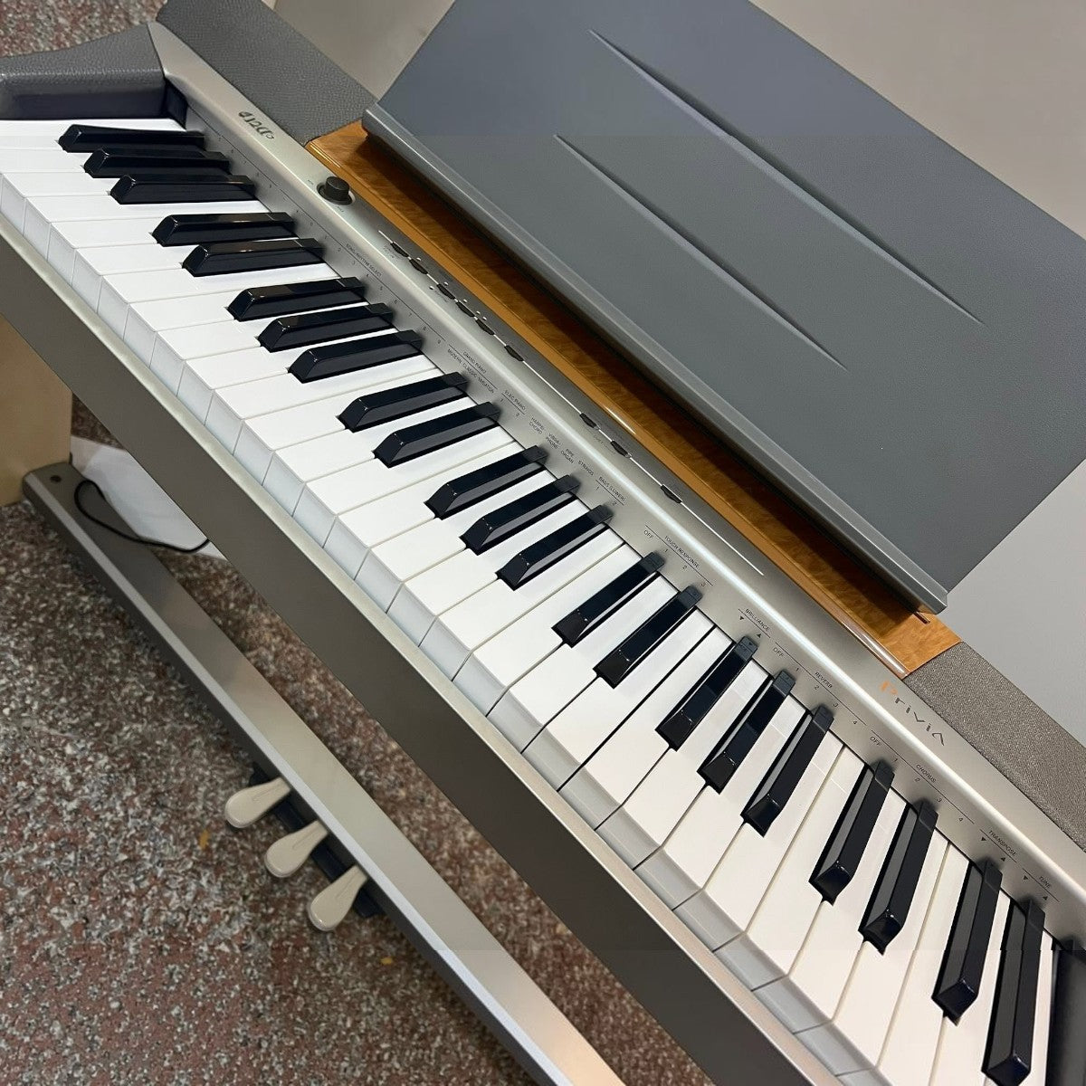 Đàn piano điện Casio PX120 tại Tân Nhạc Cụ với bàn phím búa 88 phím, thiết kế nhỏ gọn, màu xám sang trọng