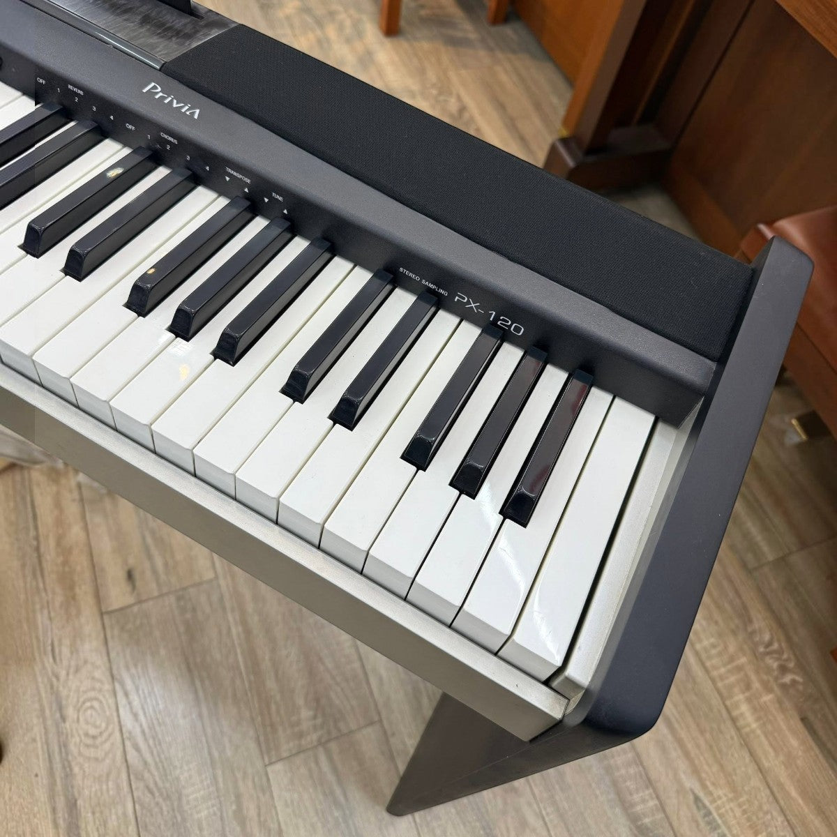 Đàn piano điện Casio PX120 màu đen tại TÂN NHẠC CỤ với bàn phím 88 phím búa Scaled Hammer Action thiết kế gọn nhẹ