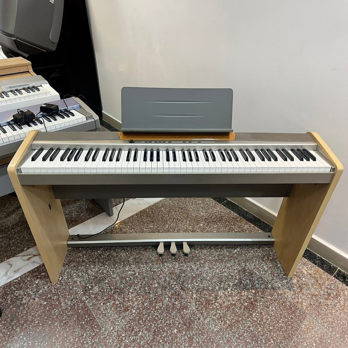 Đàn piano điện Casio PX120 tại Tân Nhạc Cụ với thiết kế gọn nhẹ, phím búa 88 phím và chân đế gỗ chắc chắn