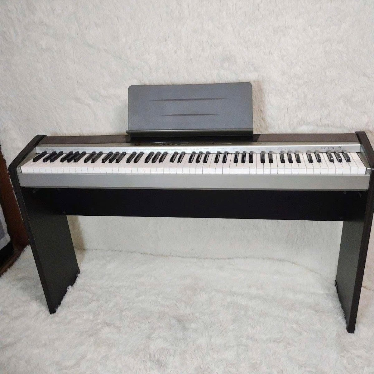 Đàn piano điện Casio PX120 màu đen tại TÂN NHẠC CỤ, thiết kế gọn nhẹ với 88 phím búa, phù hợp luyện tập tại nhà.