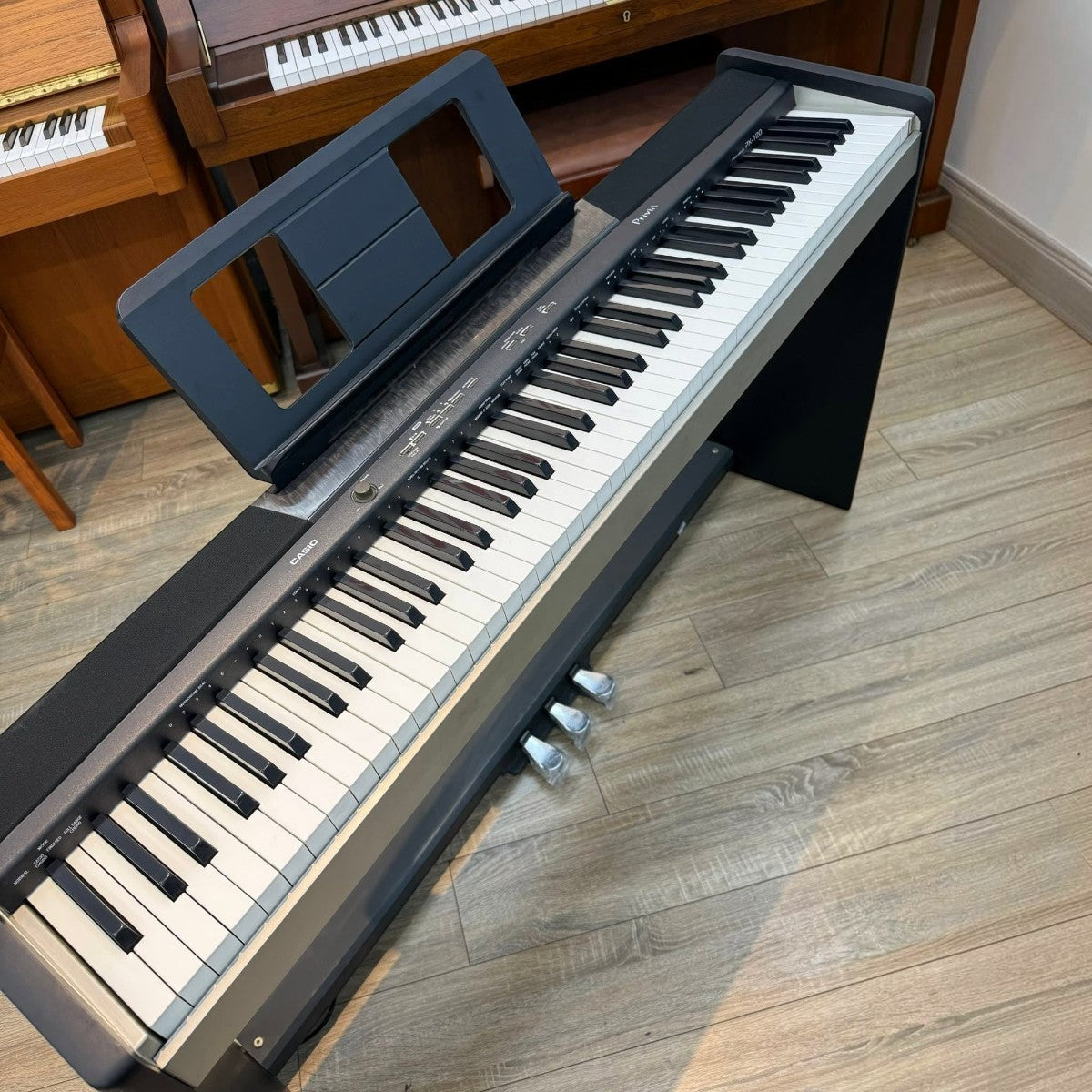 Đàn piano điện Casio PX120 màu đen tại Tân Nhạc Cụ, thiết kế gọn nhẹ với 88 phím búa và giá đỡ nhạc