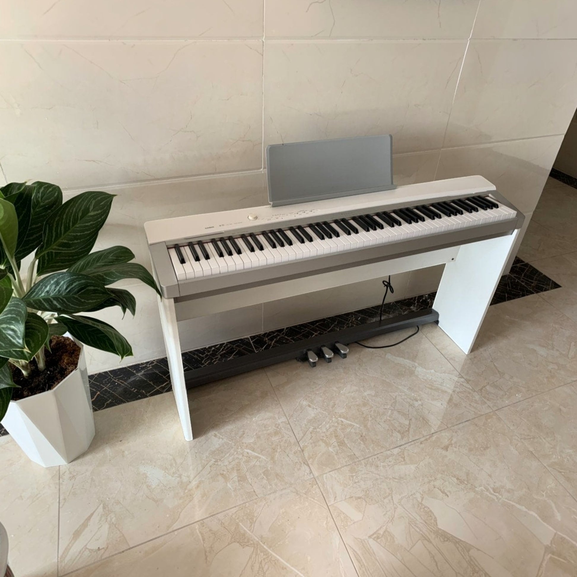 Đàn piano điện Casio PX130 màu trắng thiết kế gọn nhẹ, bàn phím 88 phím búa tại TÂN NHẠC CỤ
