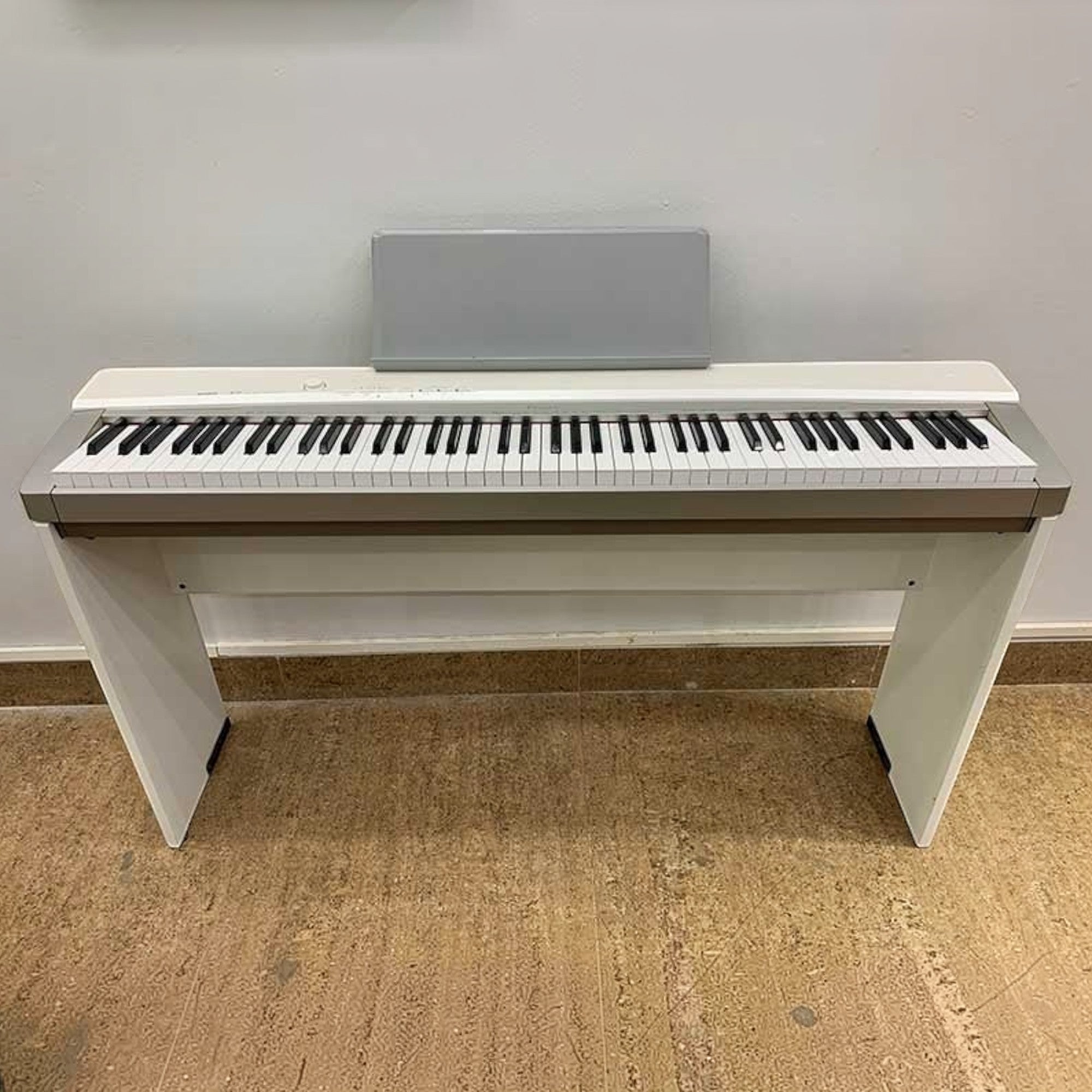 Đàn piano điện Casio PX130 màu trắng thiết kế nhỏ gọn tại TÂN NHẠC CỤ với 88 phím búa Tri-sensor