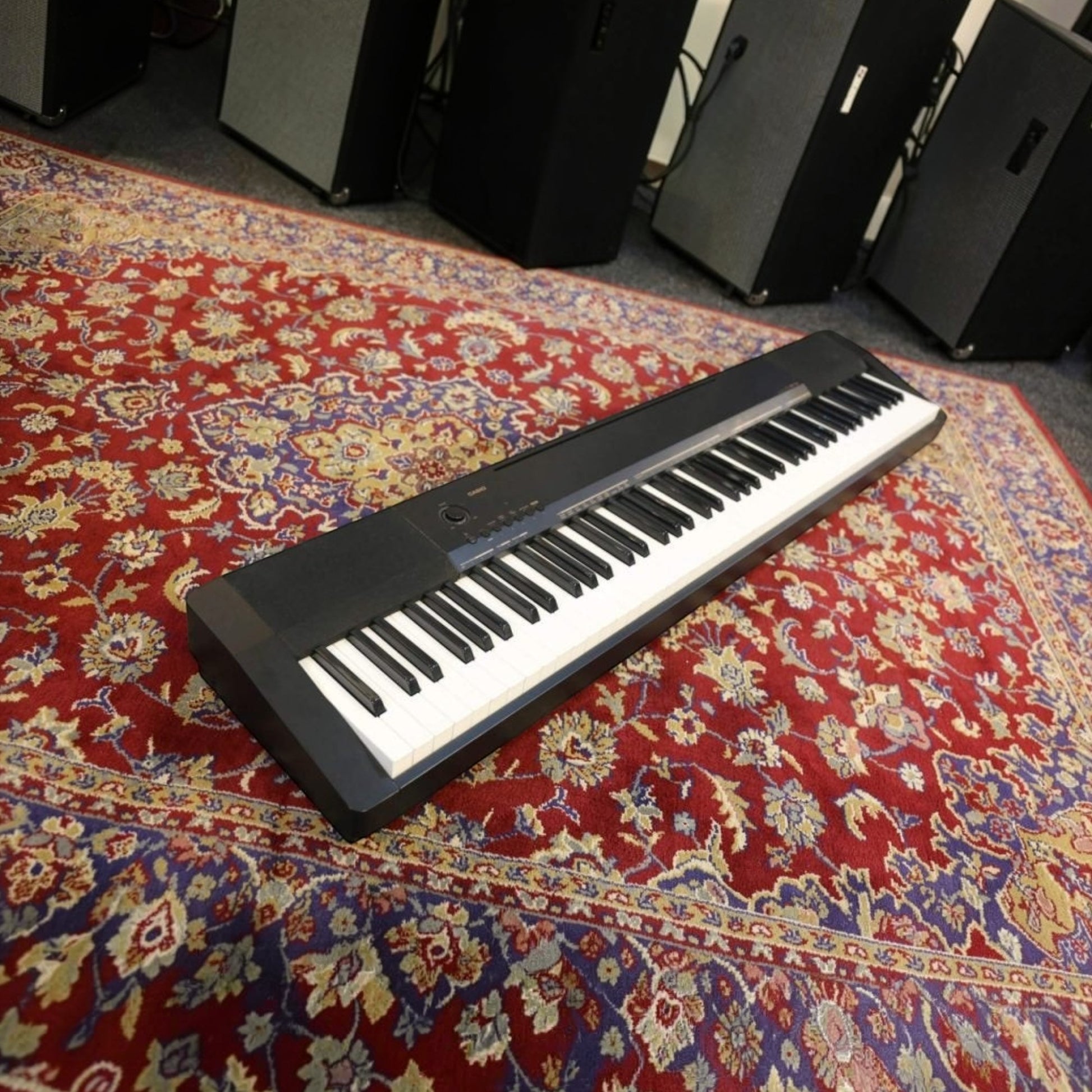 Đàn piano điện Casio PX130 màu đen với 88 phím búa tại TÂN NHẠC CỤ, thiết kế gọn nhẹ, chuyên nghiệp.