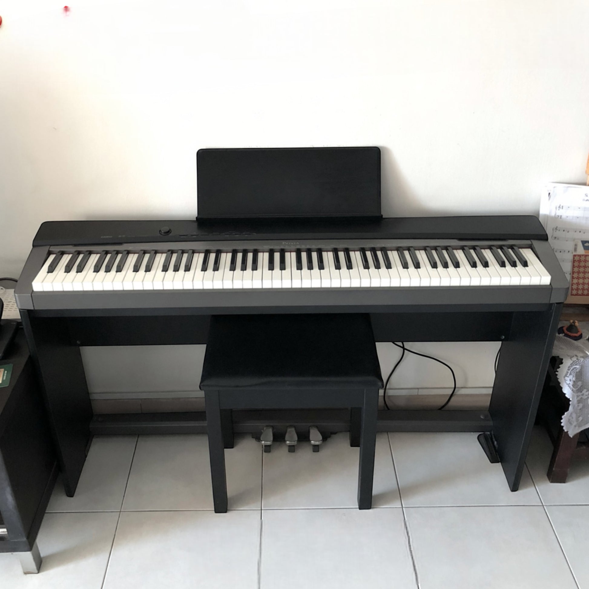 Đàn piano điện Casio PX130 màu đen tại TÂN NHẠC CỤ với thiết kế gọn nhẹ, bàn phím 88 phím búa và giá đỡ nhạc.