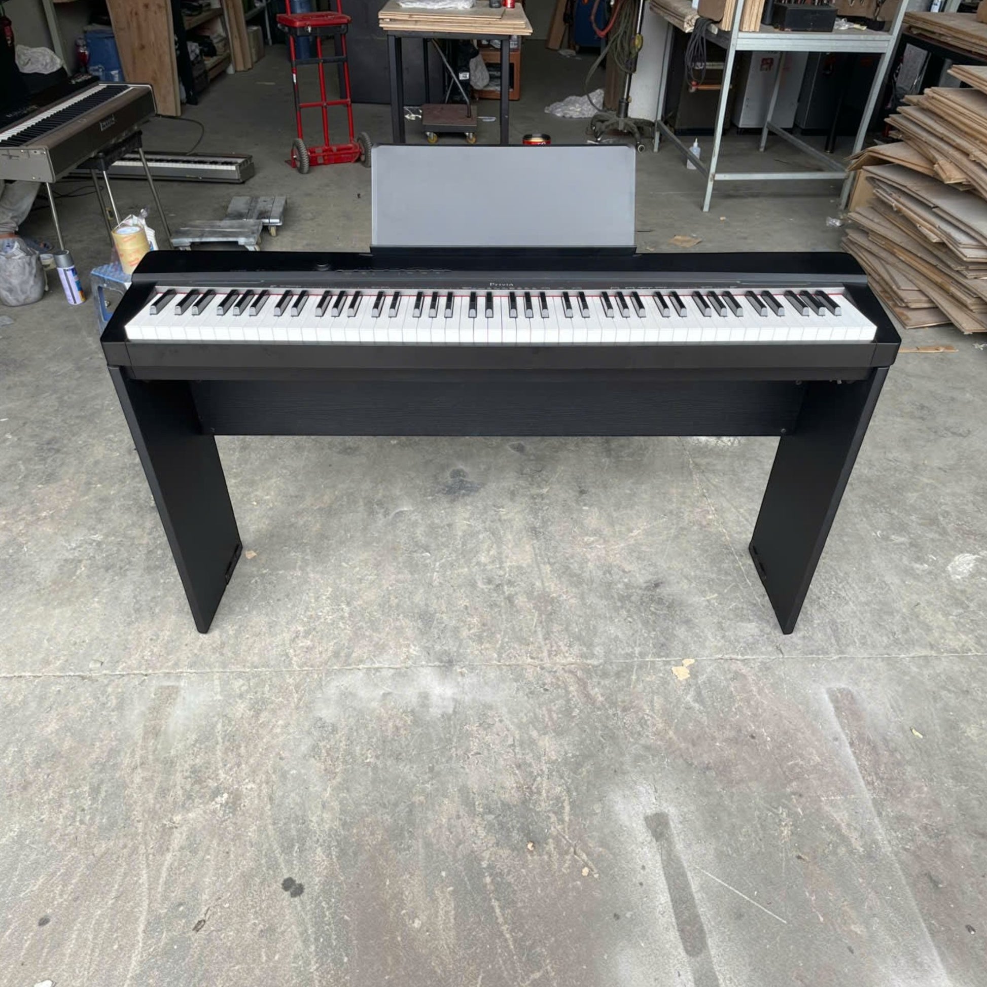 Đàn piano điện Casio PX130 màu đen thiết kế gọn nhẹ tại TÂN NHẠC CỤ với bàn phím 88 phím búa Tri-sensor