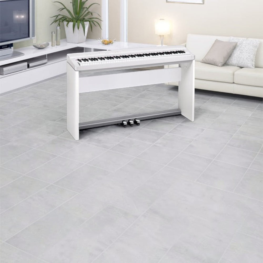 Đàn piano điện Casio PX135 màu trắng thiết kế gọn nhẹ, đặt trong không gian phòng khách hiện đại tại TÂN NHẠC CỤ