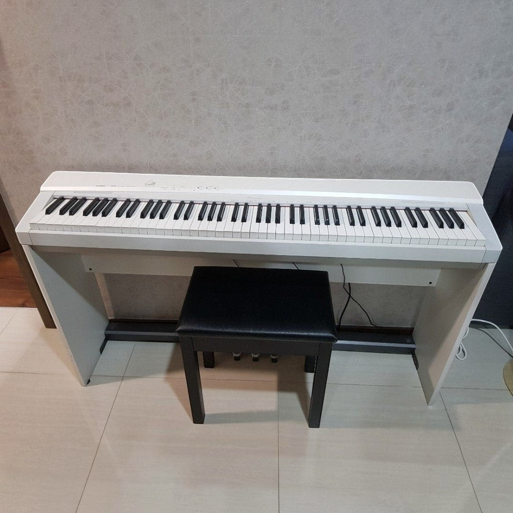 Đàn piano điện Casio PX135 màu trắng tại TÂN NHẠC CỤ với bàn phím búa 88 phím và thiết kế nhỏ gọn
