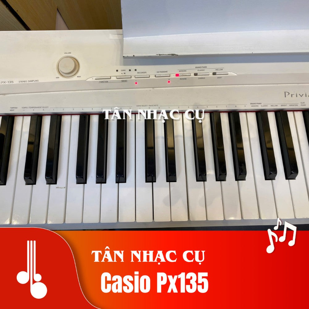Đàn piano điện TÂN NHẠC CỤ Casio PX135 màu trắng với bàn phím 88 phím búa và bảng điều khiển phía trên