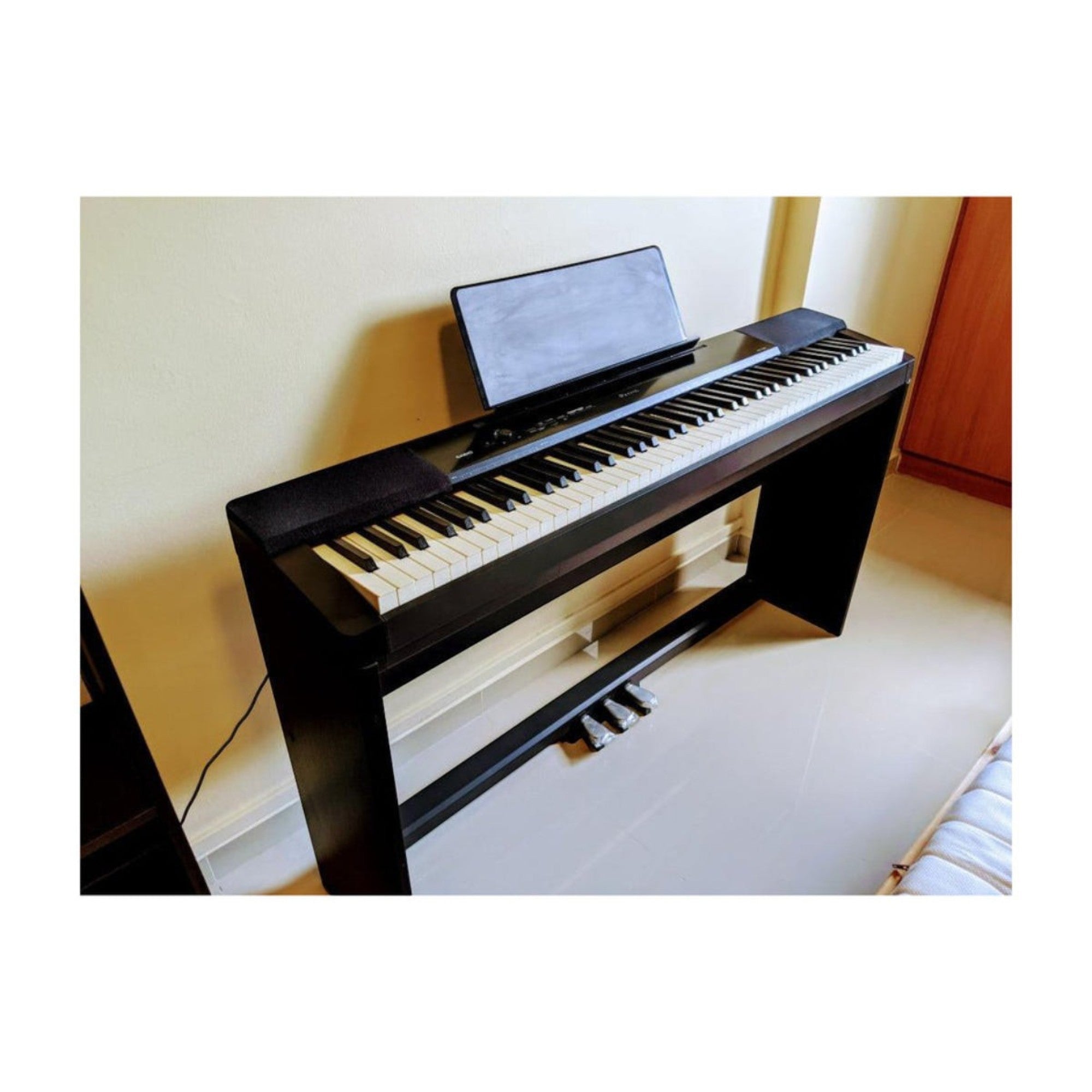 Đàn piano điện Casio PX150 màu đen tại TÂN NHẠC CỤ với bàn phím búa Tri-sensor và giá đỡ nhạc