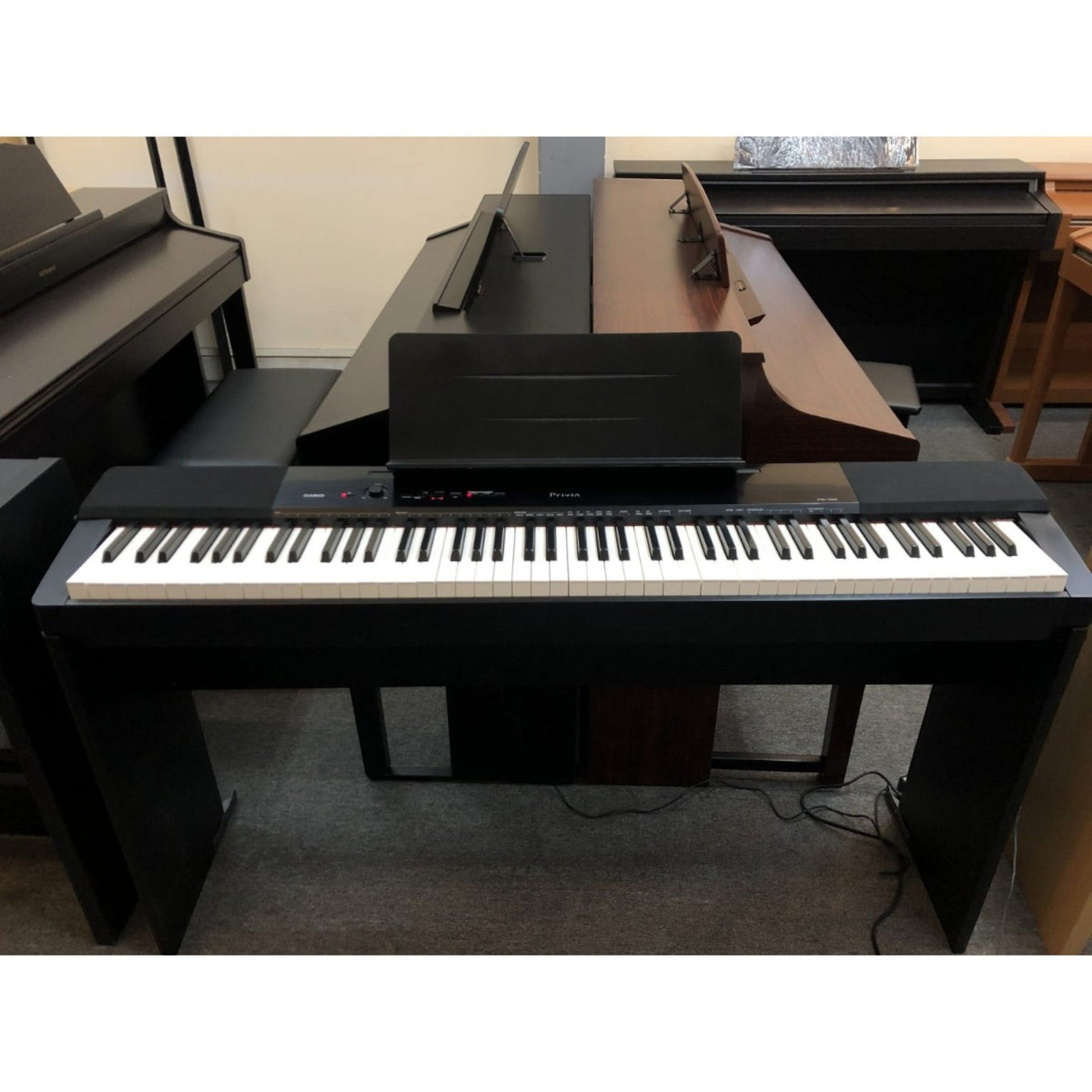 Đàn piano điện Casio PX150 màu đen tại showroom TÂN NHẠC CỤ với bàn phím búa 88 phím thiết kế gọn nhẹ