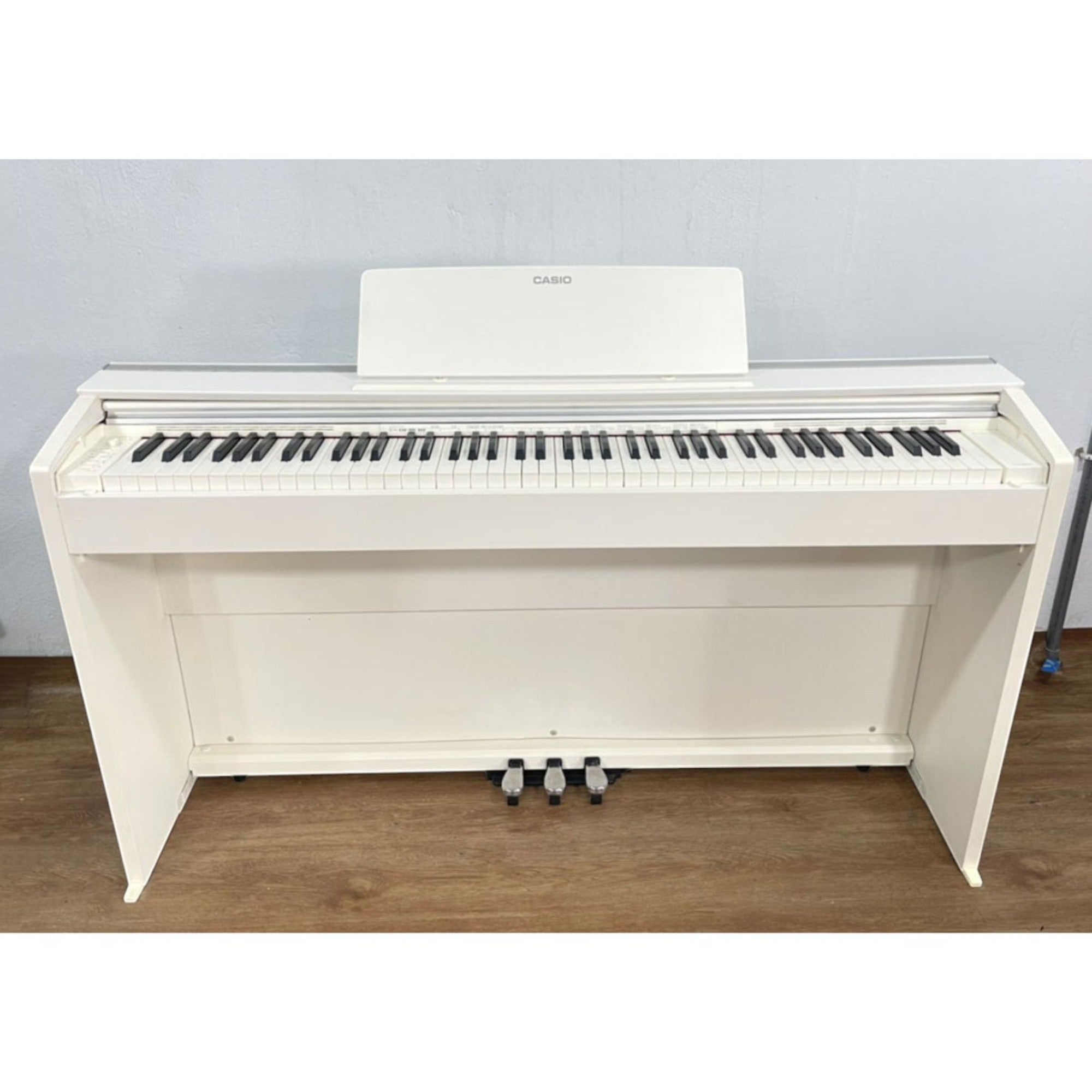 Đàn piano điện Casio PX2000GP màu trắng thanh lịch tại TÂN NHẠC CỤ với thiết kế hiện đại và 88 phím đàn chuẩn